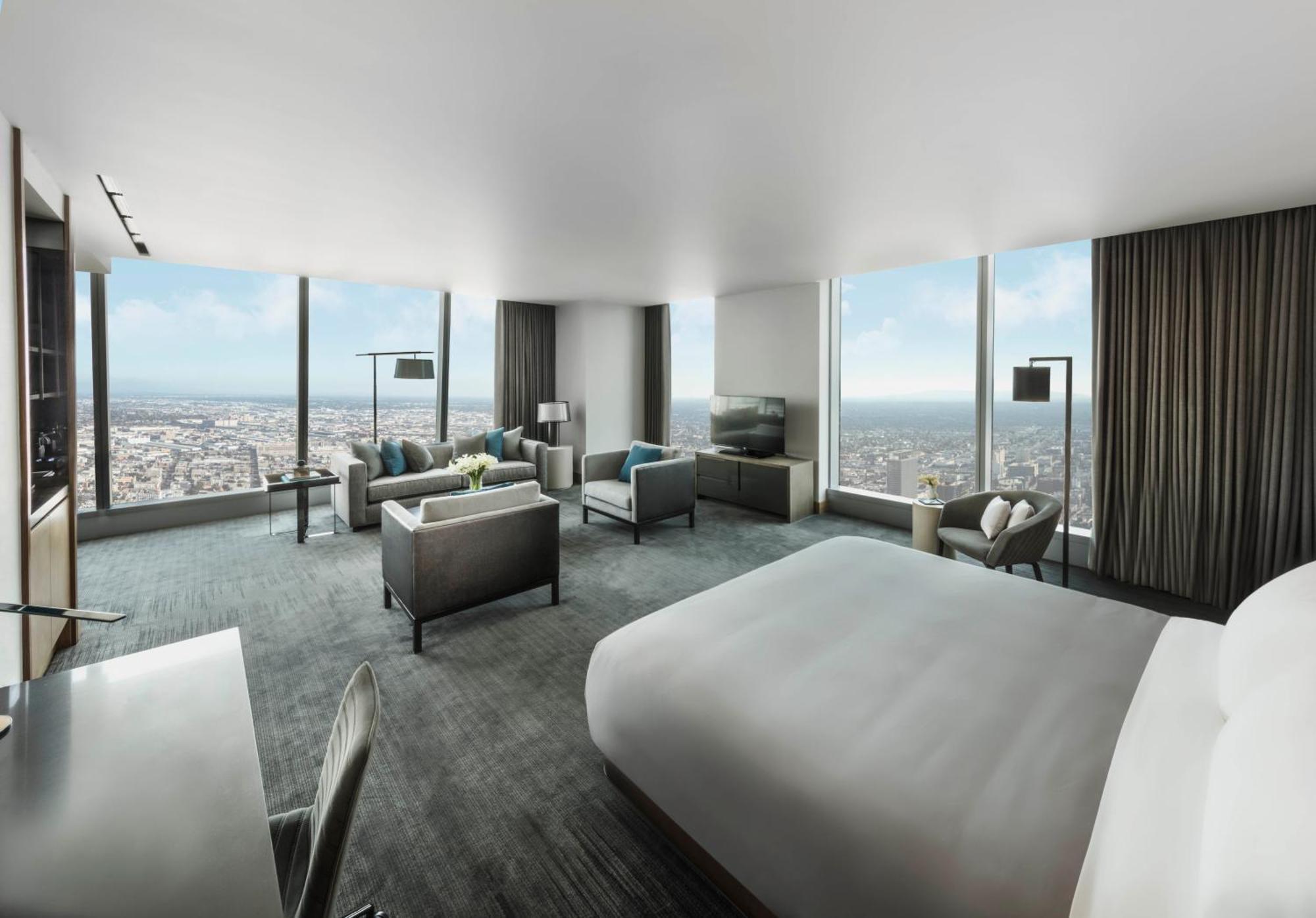 Suite mit Kingsize-Bett und Stadtblick