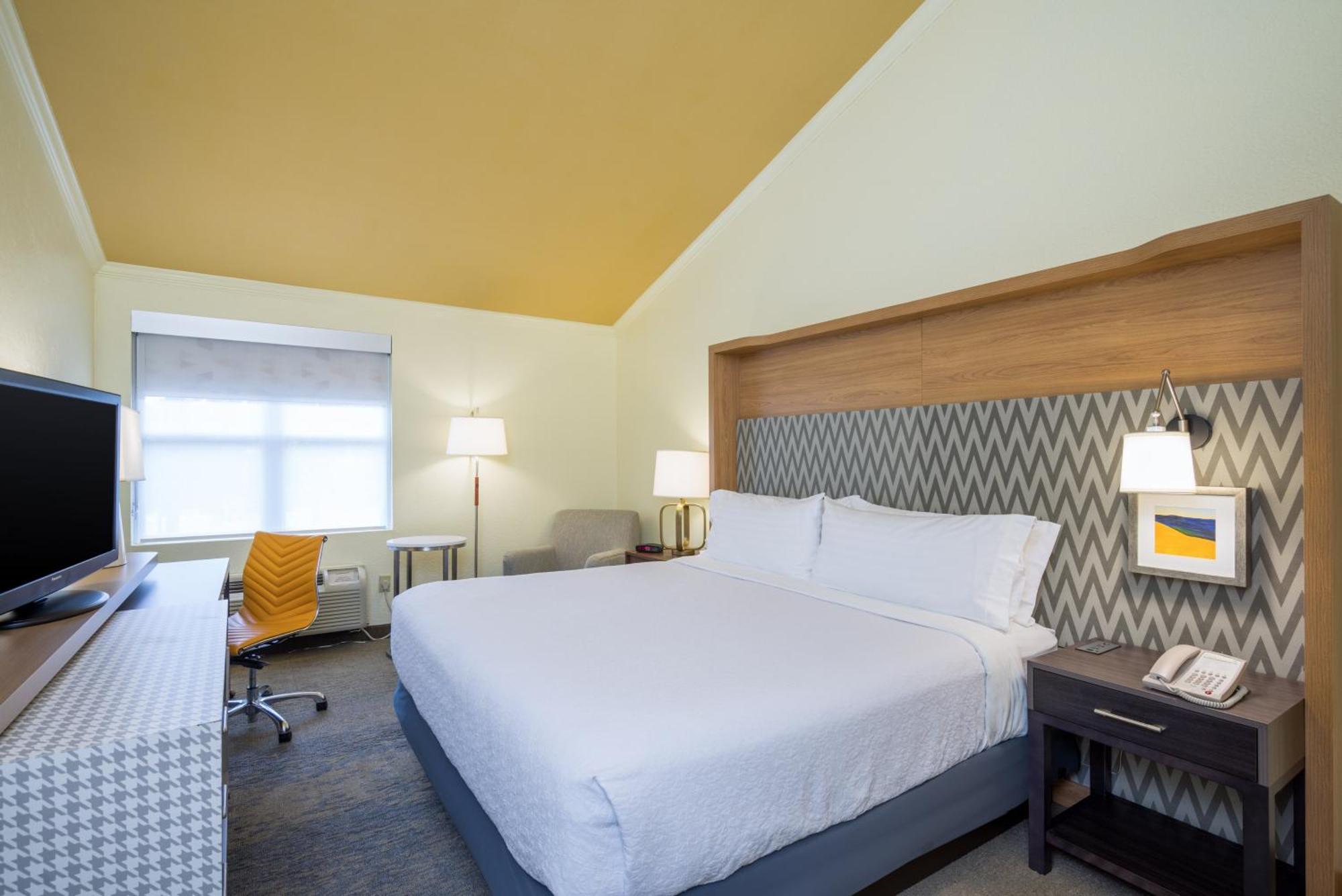 One-Bedroom Suite with Balcony