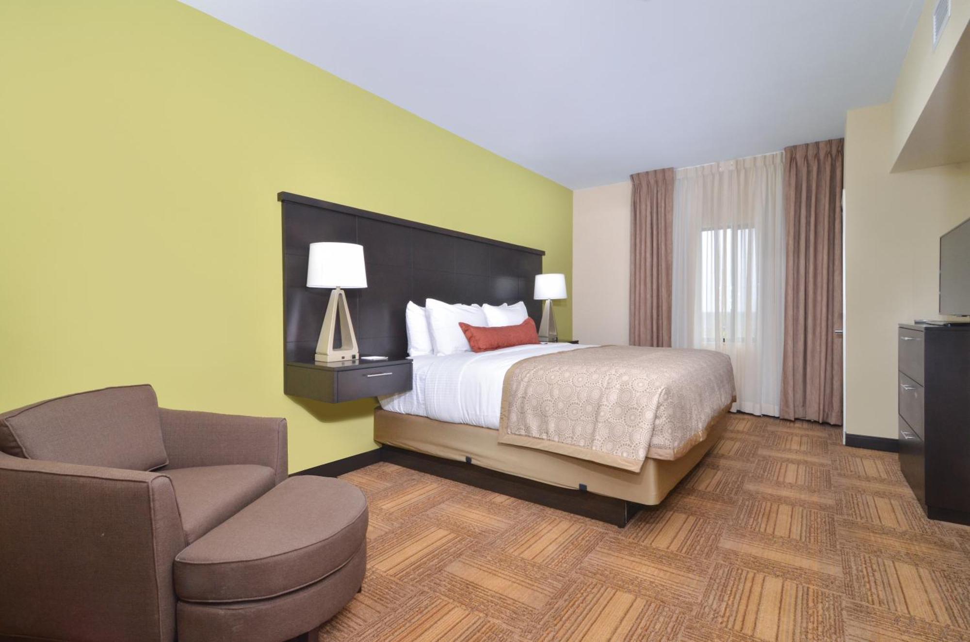 One-Bedroom Queen Suite