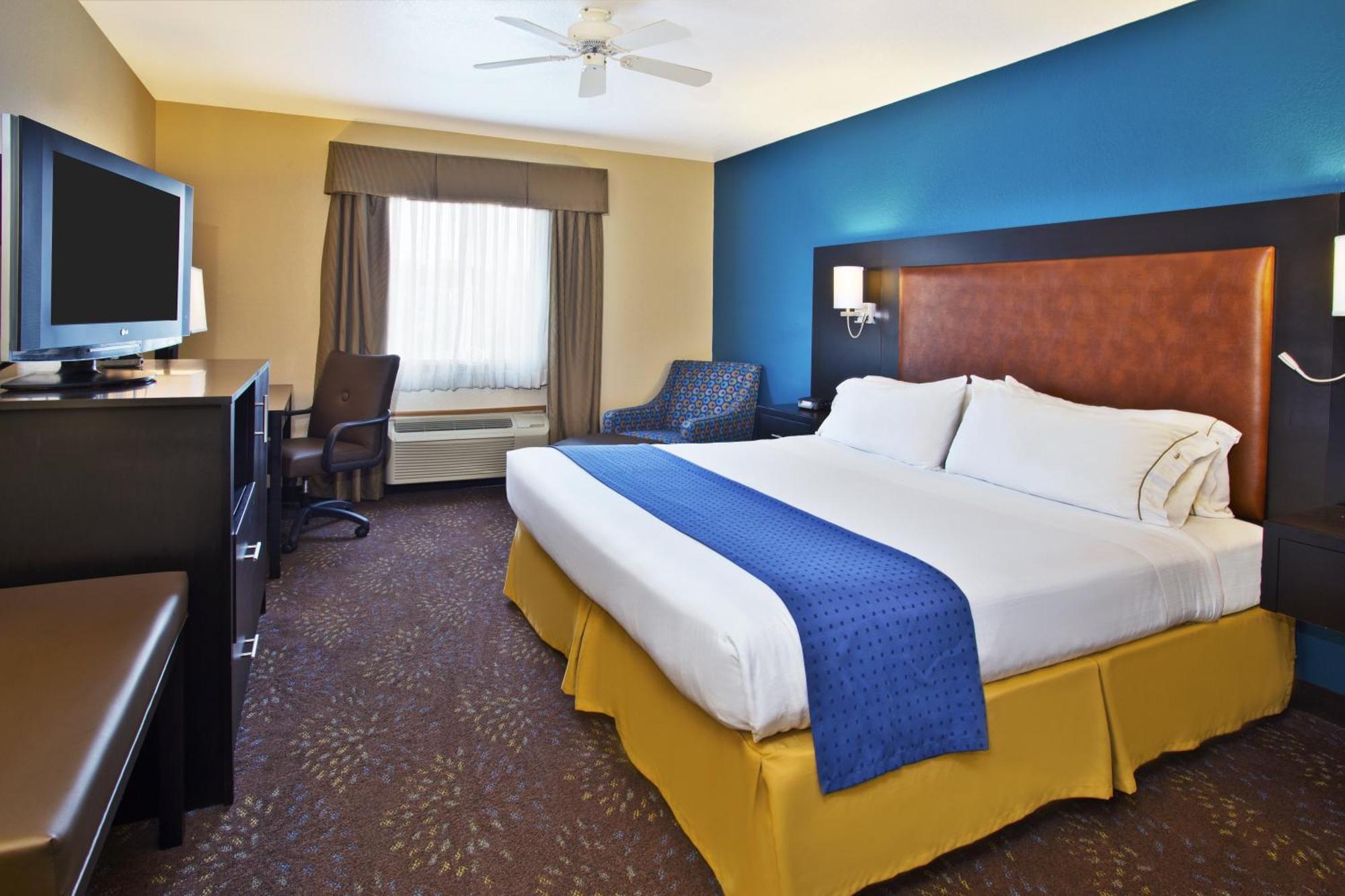 King Room - Mobility Access/Roll in Shower - Non-Smoking