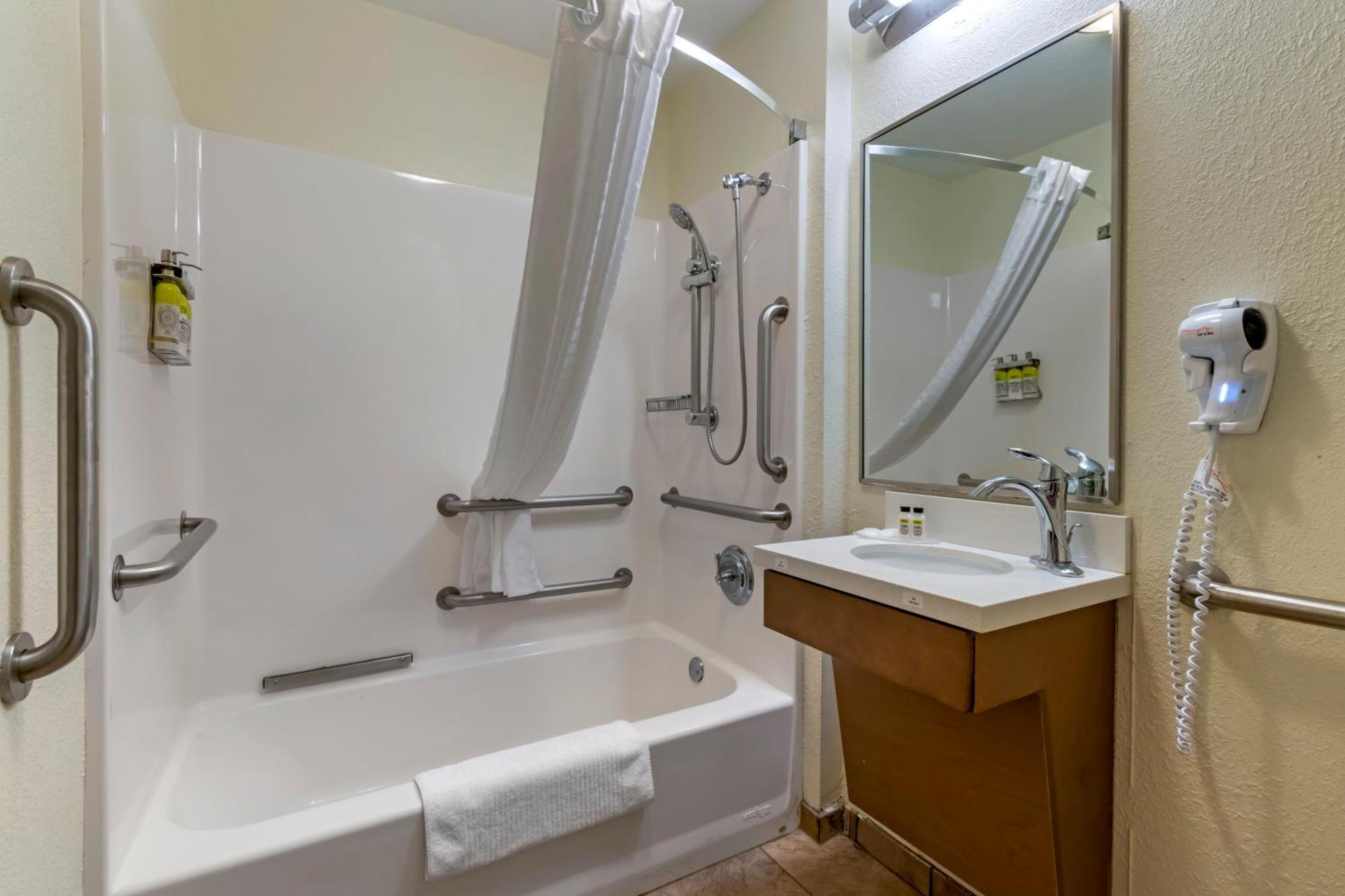 Queen Suite with Bath Tub - Hearing Accessible/Non-Smoking