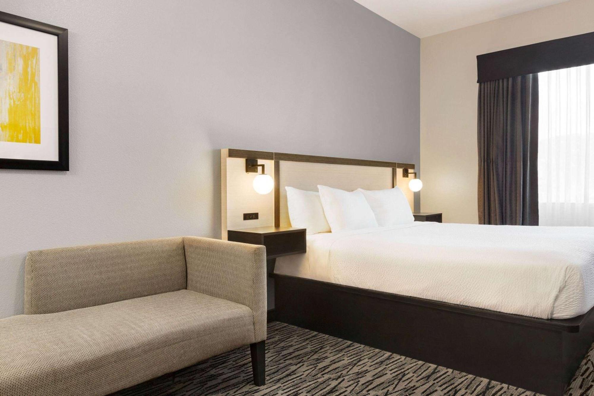 1 King Bed Accessible with Mobility/Hearing Impaired Access, Non-Smoking