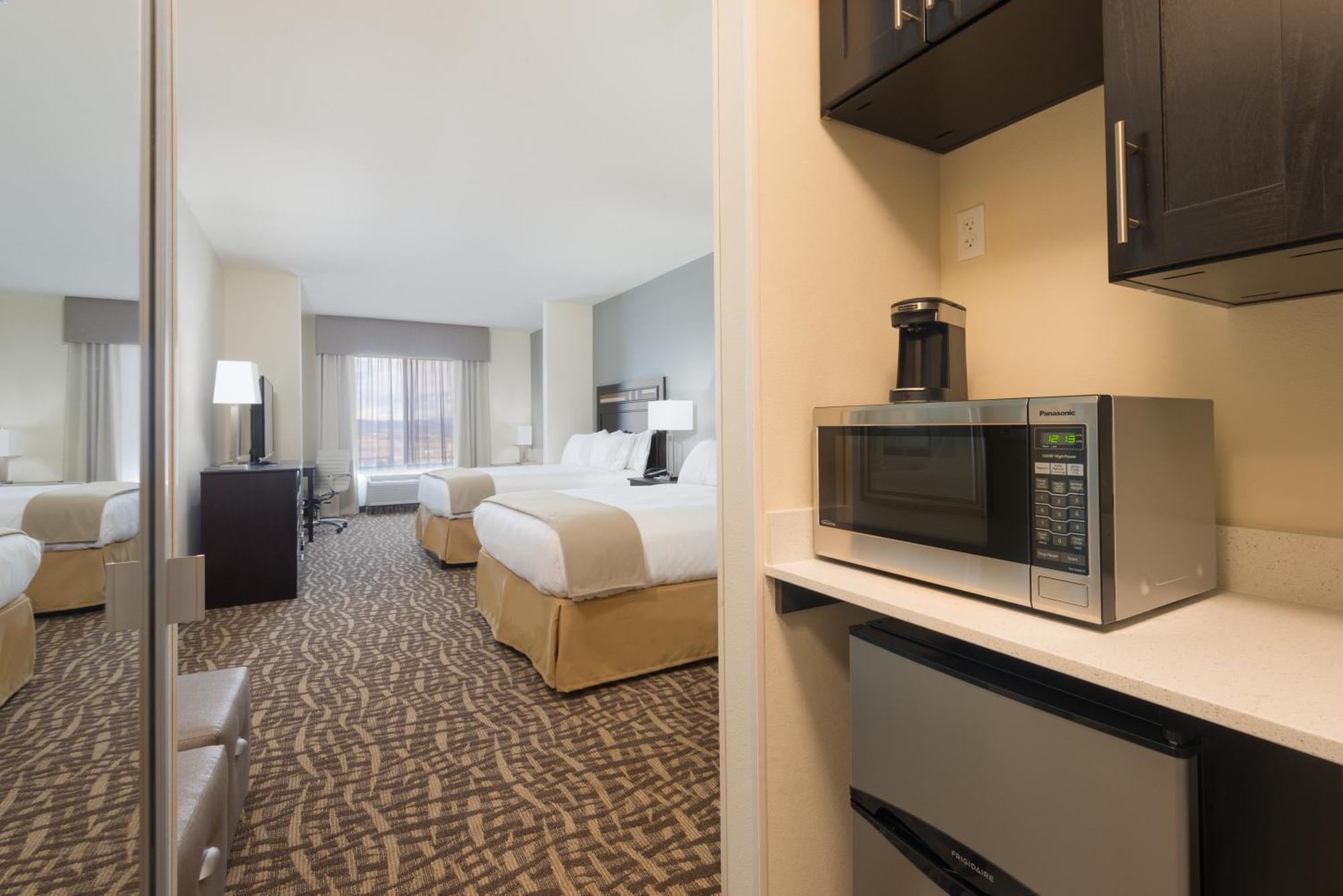 Double Queen Suite with Mountain View