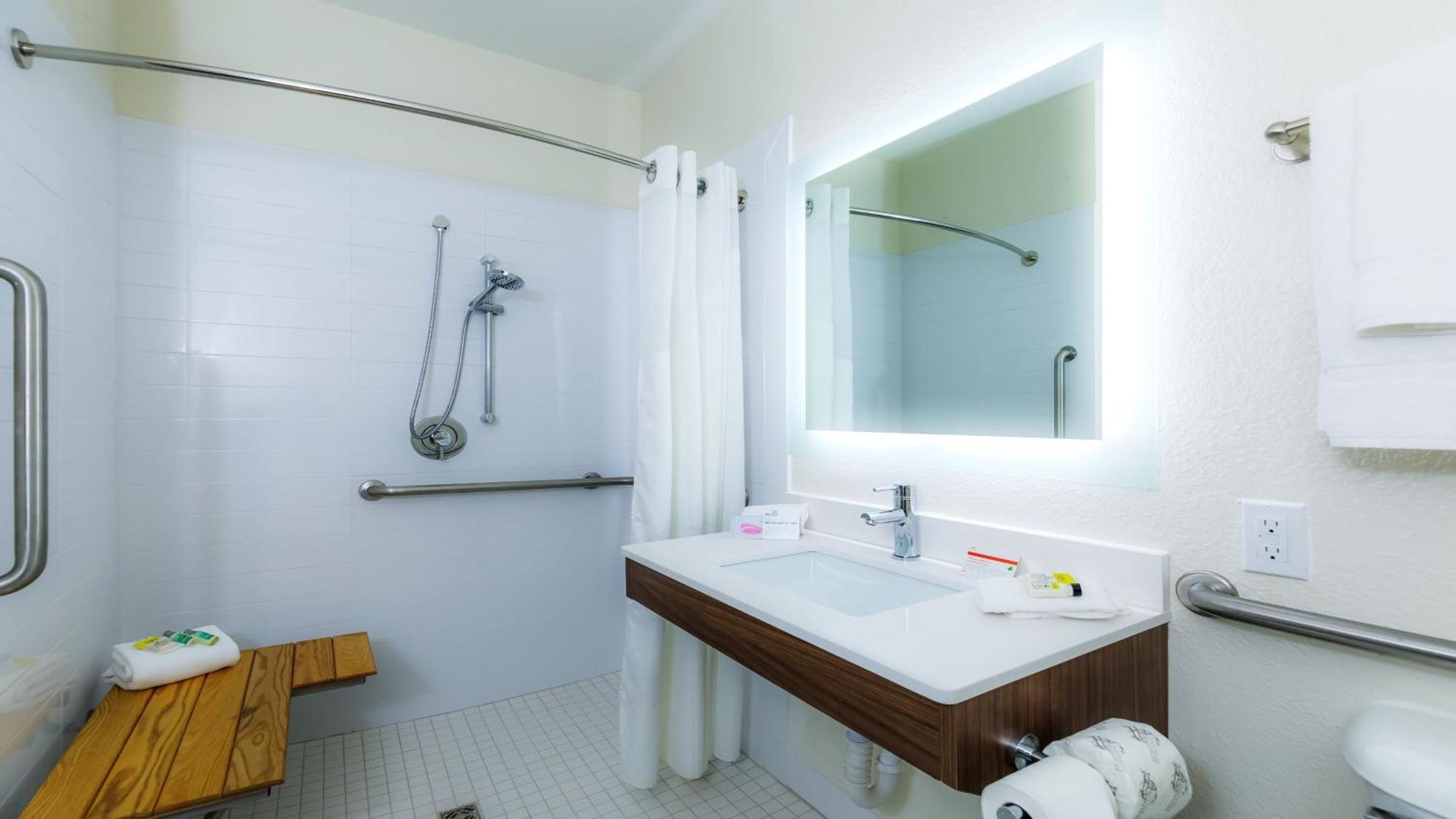 Standard Queen Room with Communications Accessible Roll-In Shower