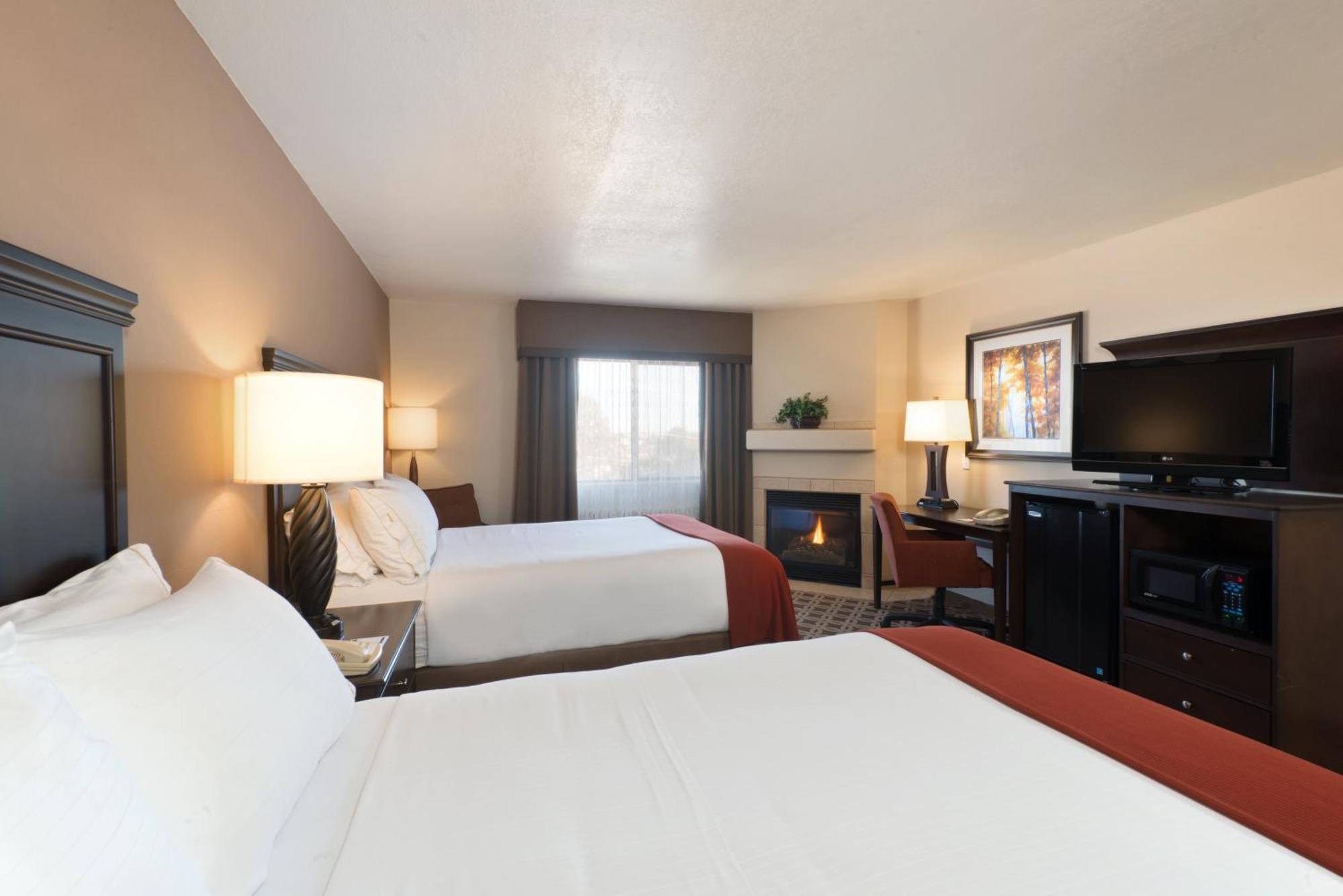 Queen Room with Two Queen Beds and Fireplace - Tub/Shower/Non-Smoking