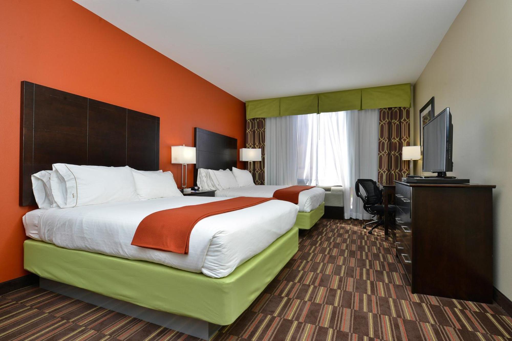 Queen Suite with Two Queen Beds - Mobility Accessible