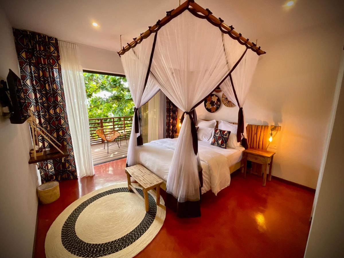 Chambre Lit Queen-Size - Vue sur Piscine