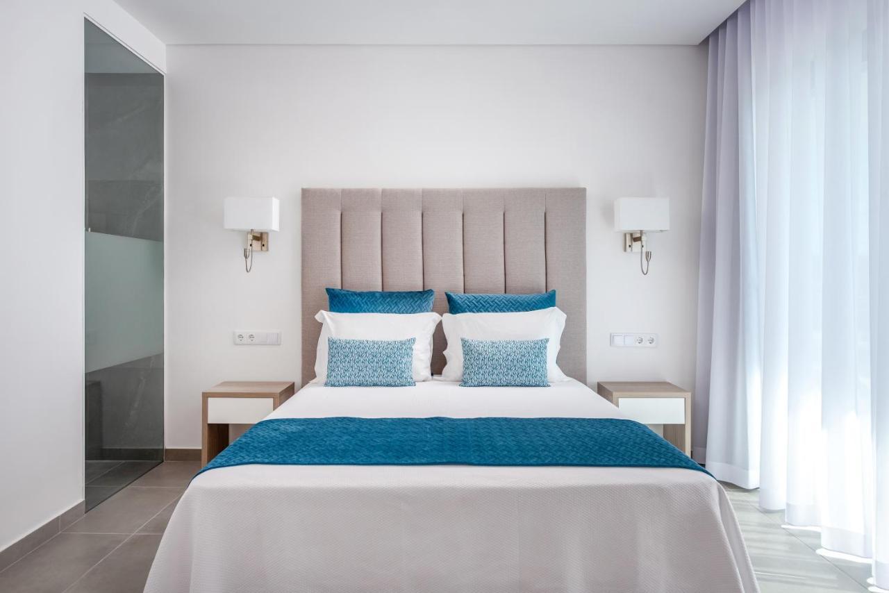 Suite con cama grande y vistas a la piscina