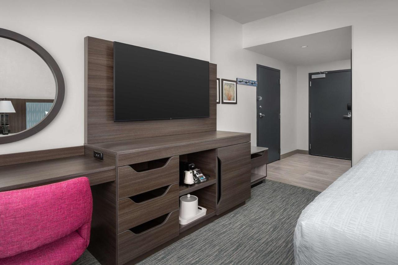 King Room with Bath Tub - Mobility and Hearing Access