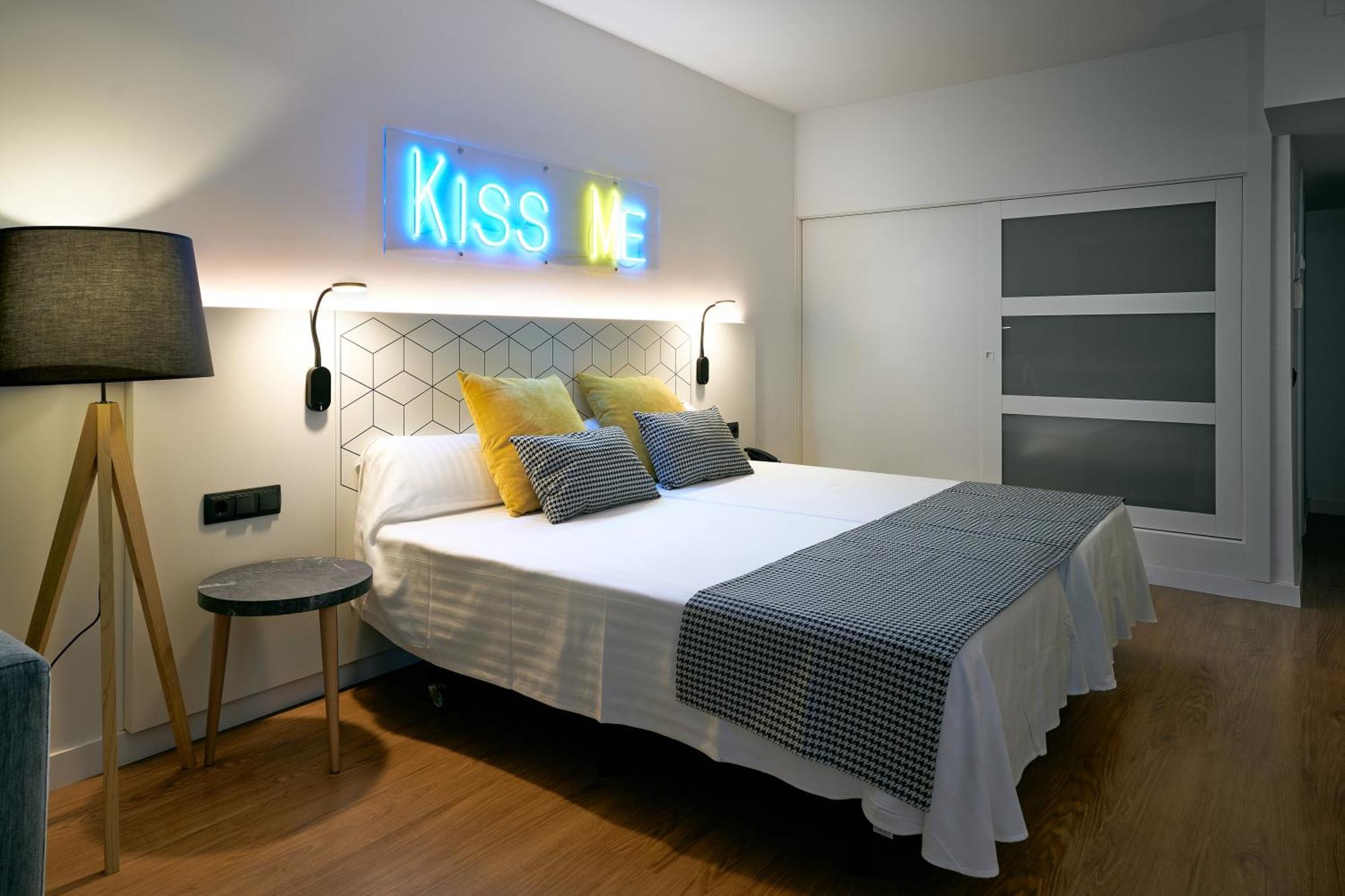 Junior Suite mit Whirlpool-Badewanne und Terrasse mit balinesischem Bett – inklusive Zugang zum Spa