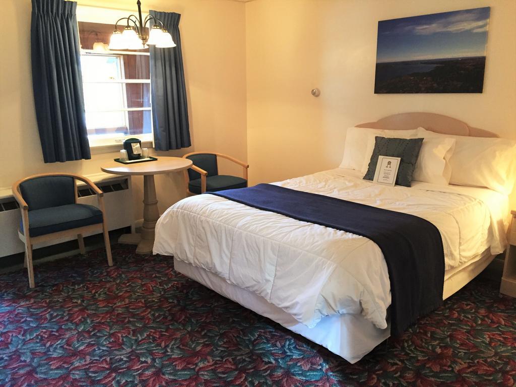 Single Queen Room