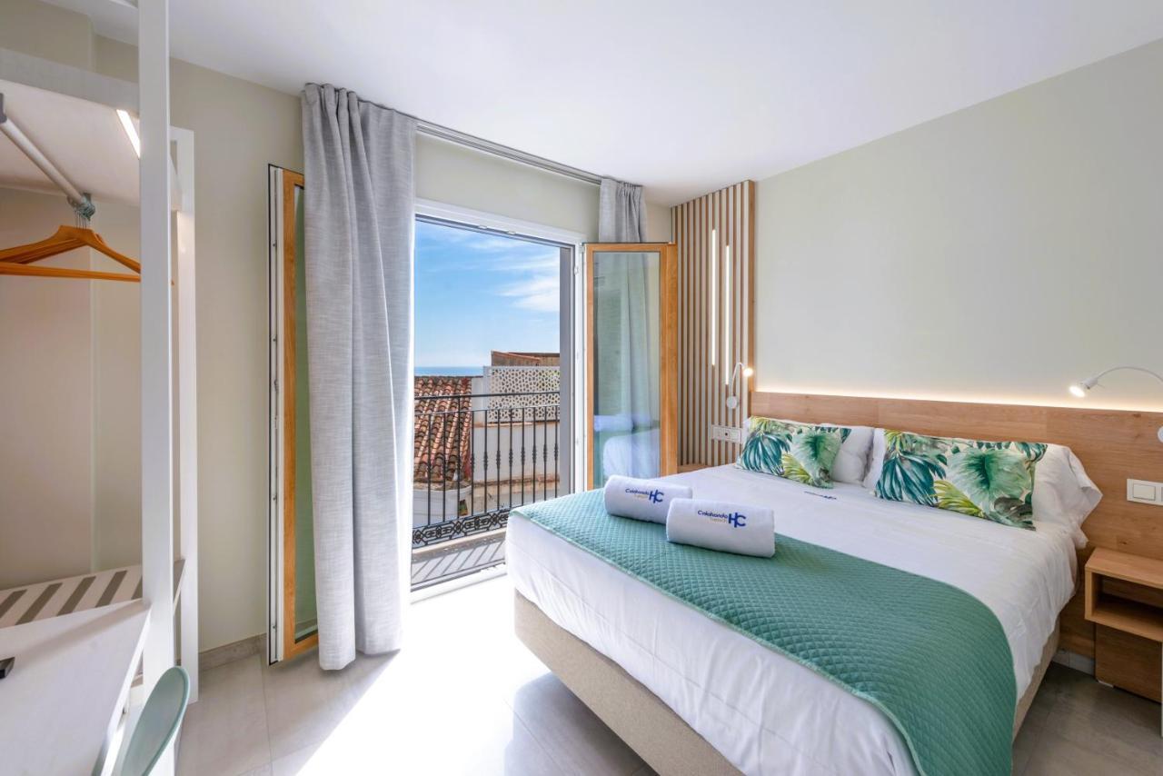 Habitación Doble Deluxe con balcón y vistas parciales al mar