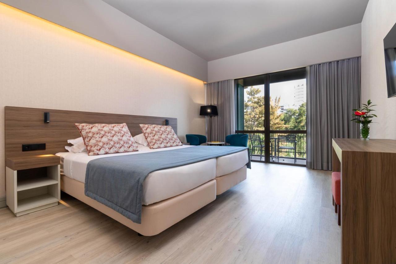 Quarto Superior com 2 Camas de Solteiro e Varanda