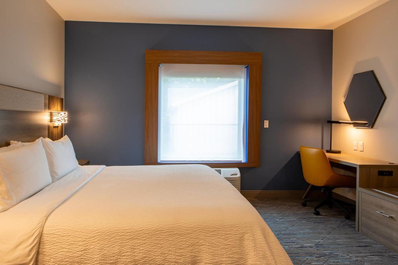 Standard King Room with Mobility Accessible Roll-In Shower