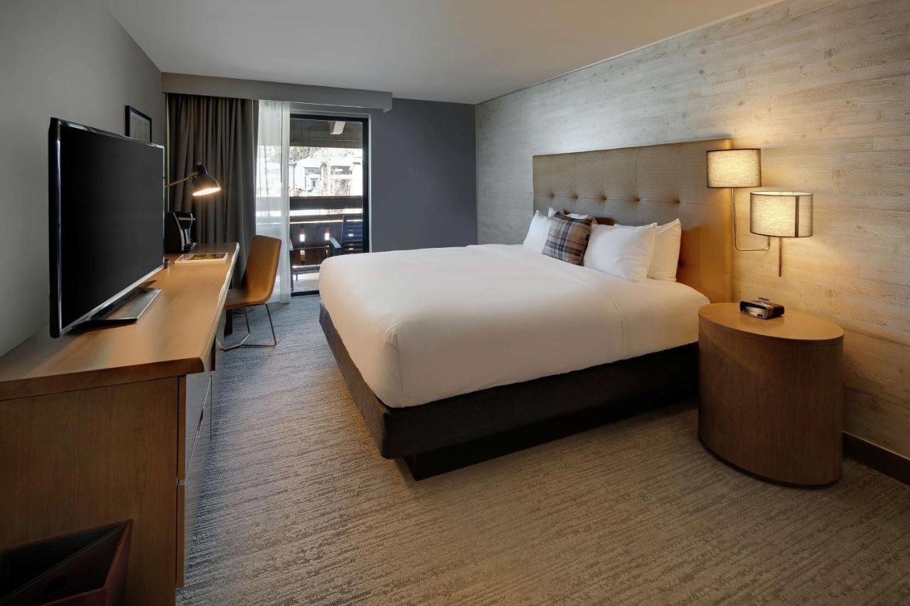 Zimmer mit Kingsize-Bett und Balkon