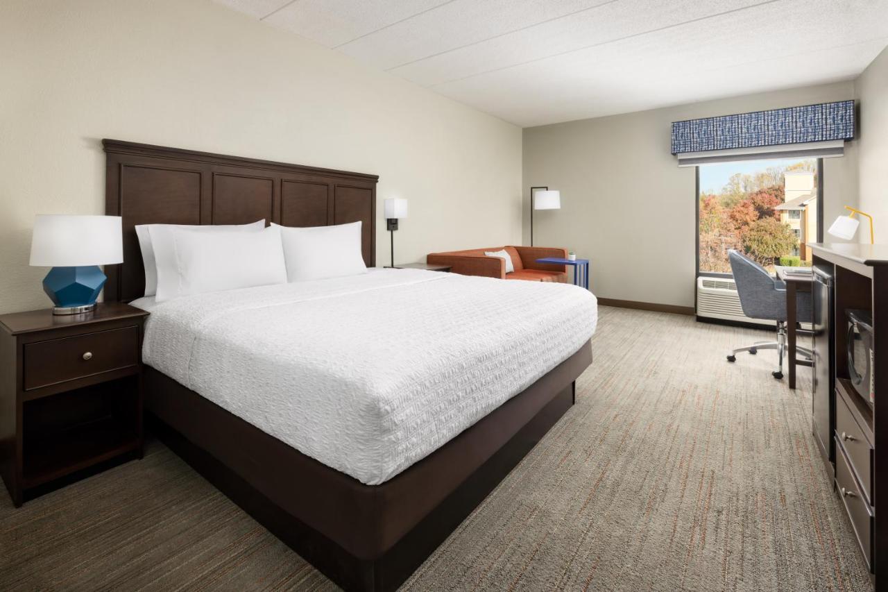 King Room with Sofa Bed and Study - Non-Smoking