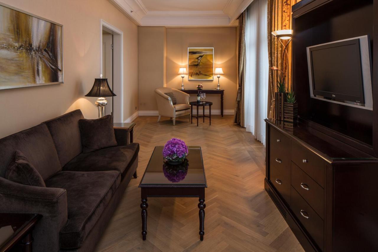 Suite mit Seeblick und Balkon
