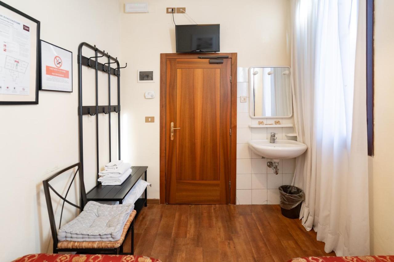 Tweepersoonskamer met 2 Aparte Bedden en Gedeelde Badkamer