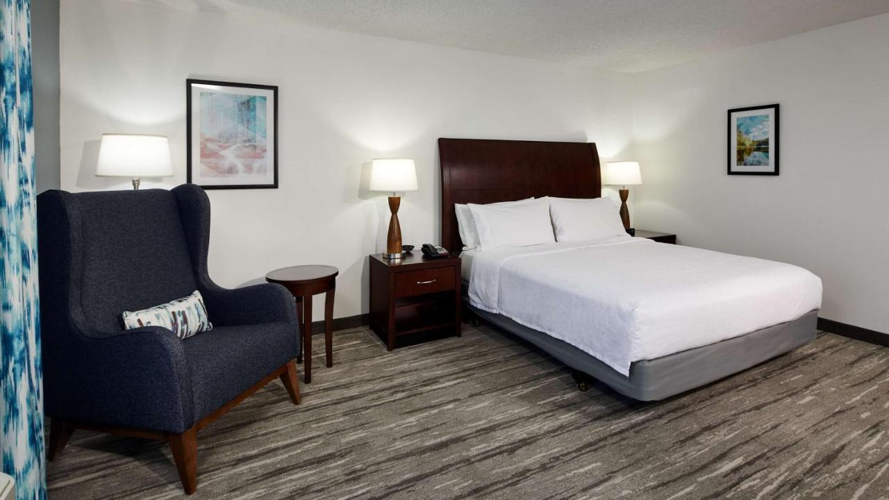King Room with Roll-In Shower - Mobility Access