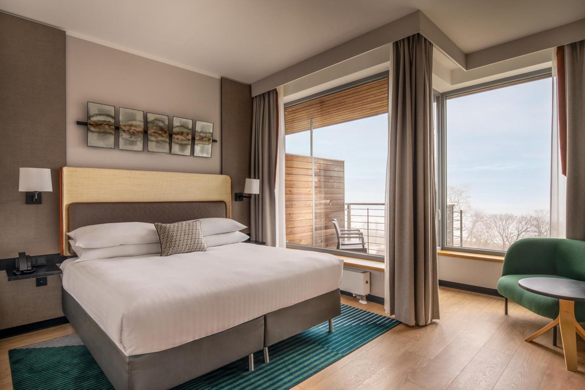 Standard Zimmer mit Kingsize-Bett, Balkon und Meerblick