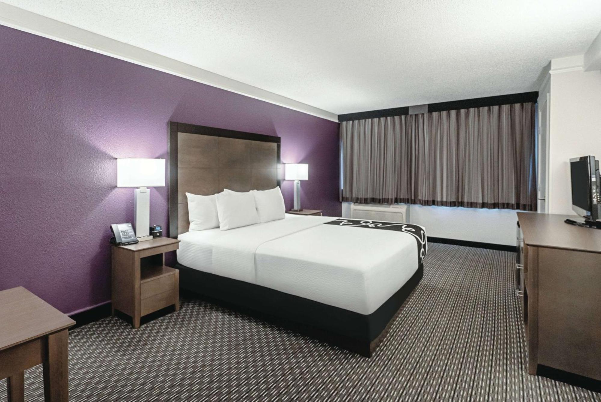King Room with Bath Tub - Mobility/Hearing Accessible - Non-Smoking