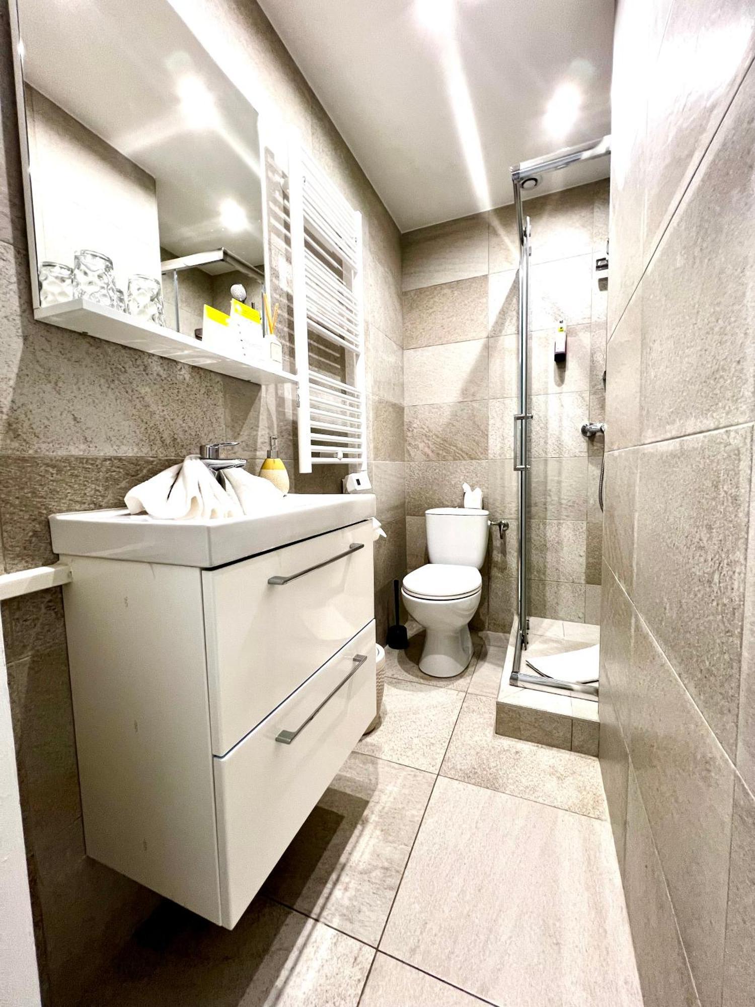 Standard Double Room (Road Side)