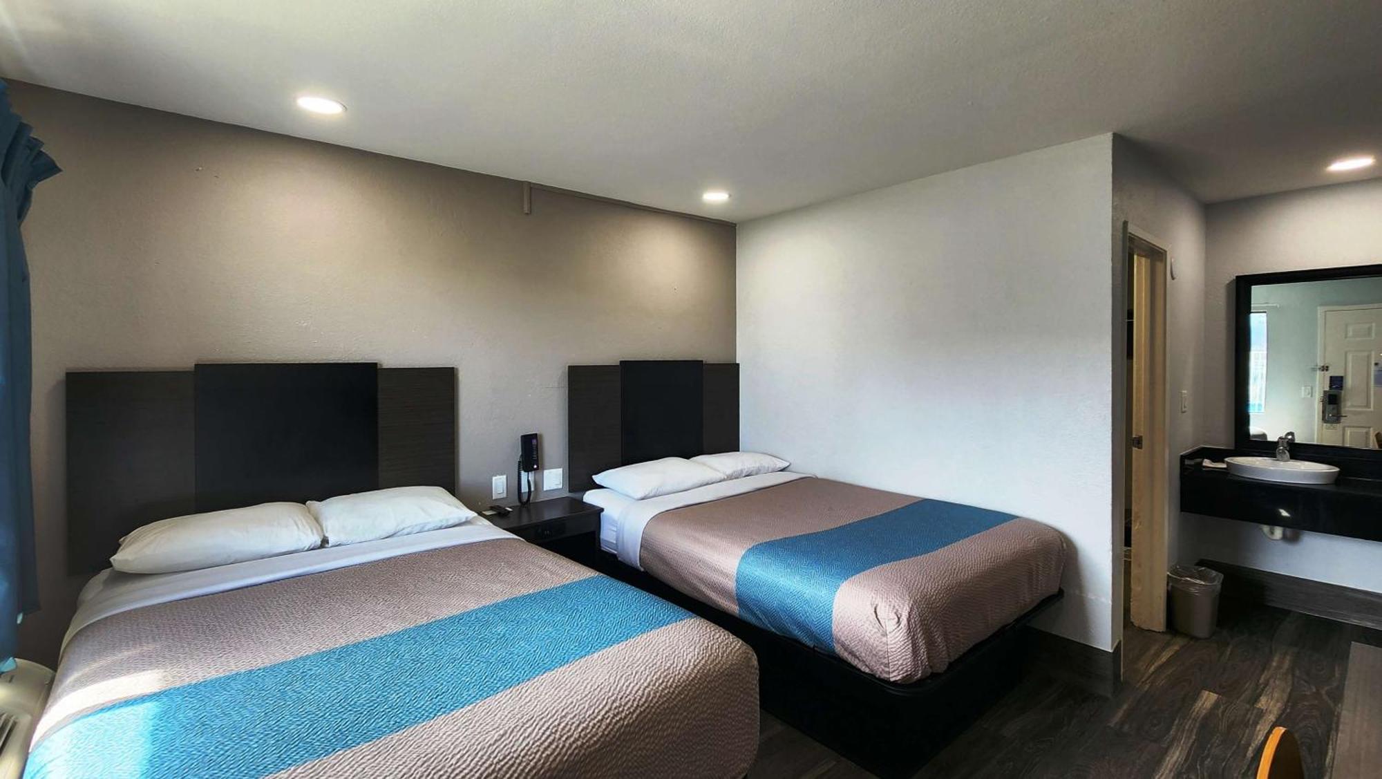 2 Full Beds,1498916266:JPEG