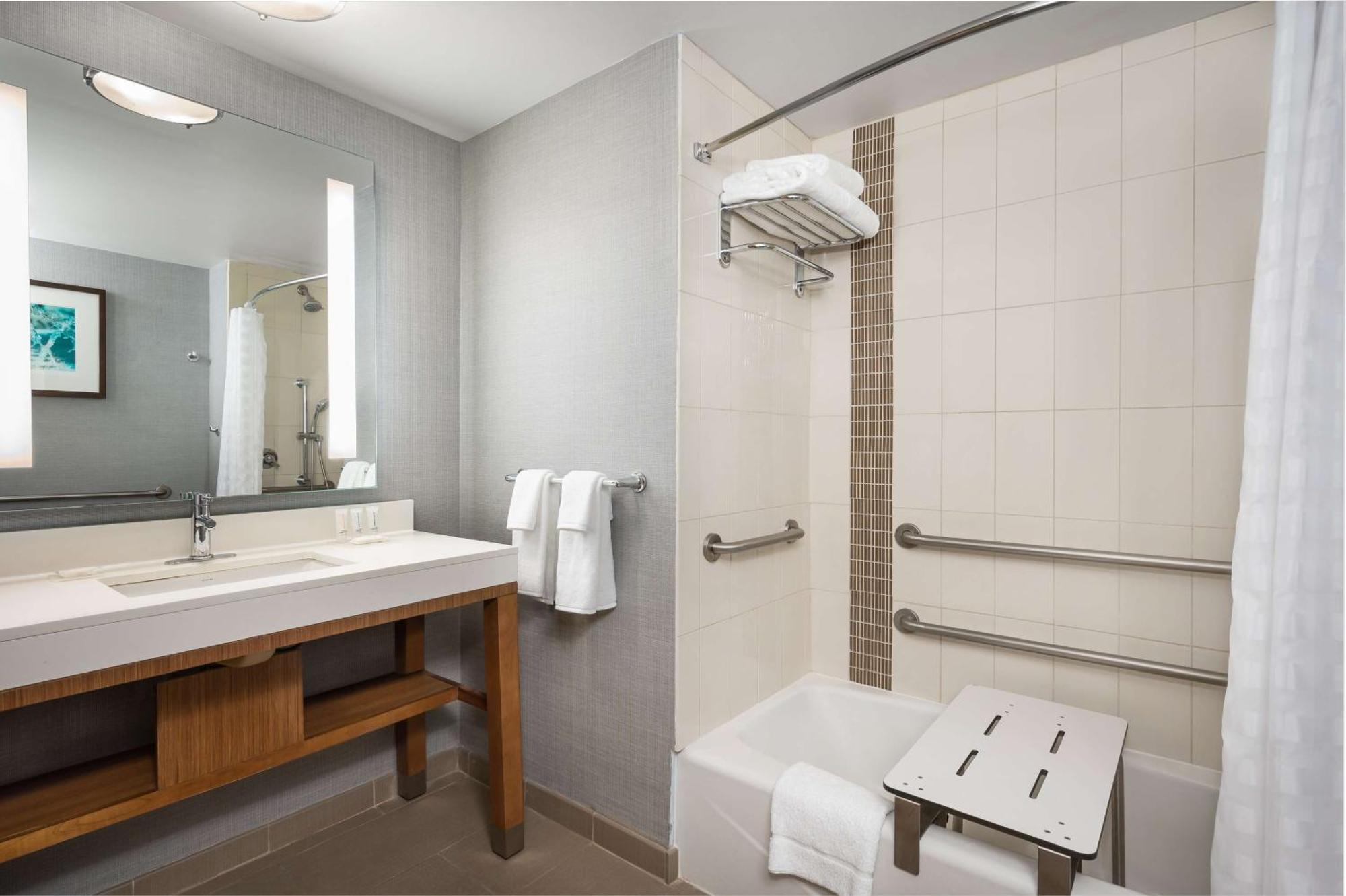 Zimmer mit Kingsize-Bett, Schlafsofa und barrierefreier Badewanne - barrierefrei
