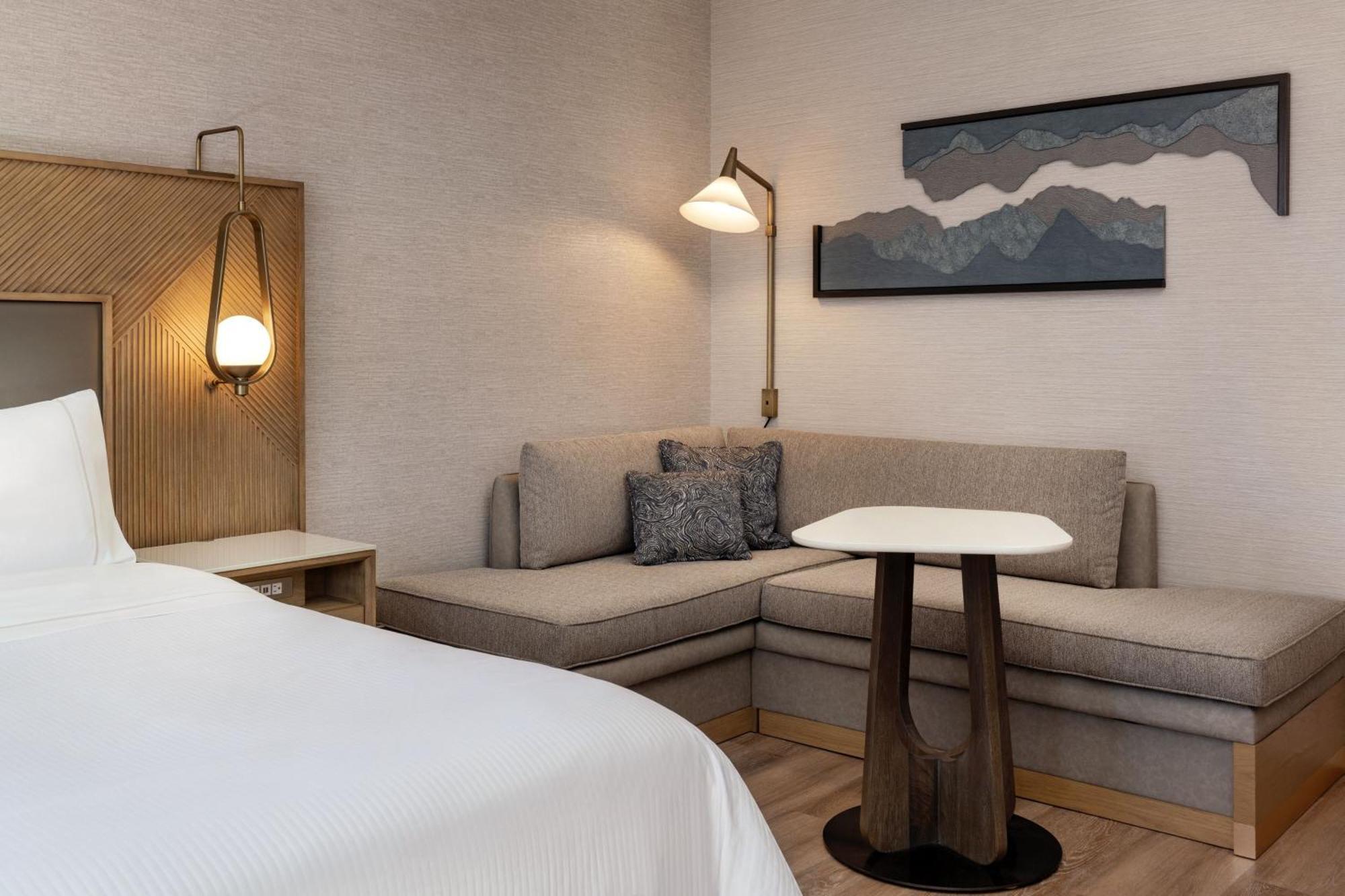 Deluxe King Room with City View