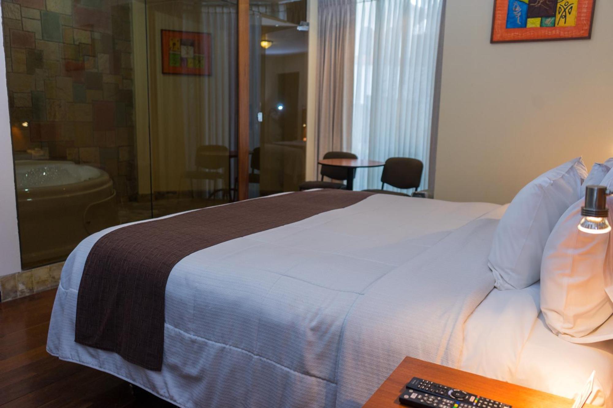 Suíte com Cama King-size e Banheira de Hidromassagem