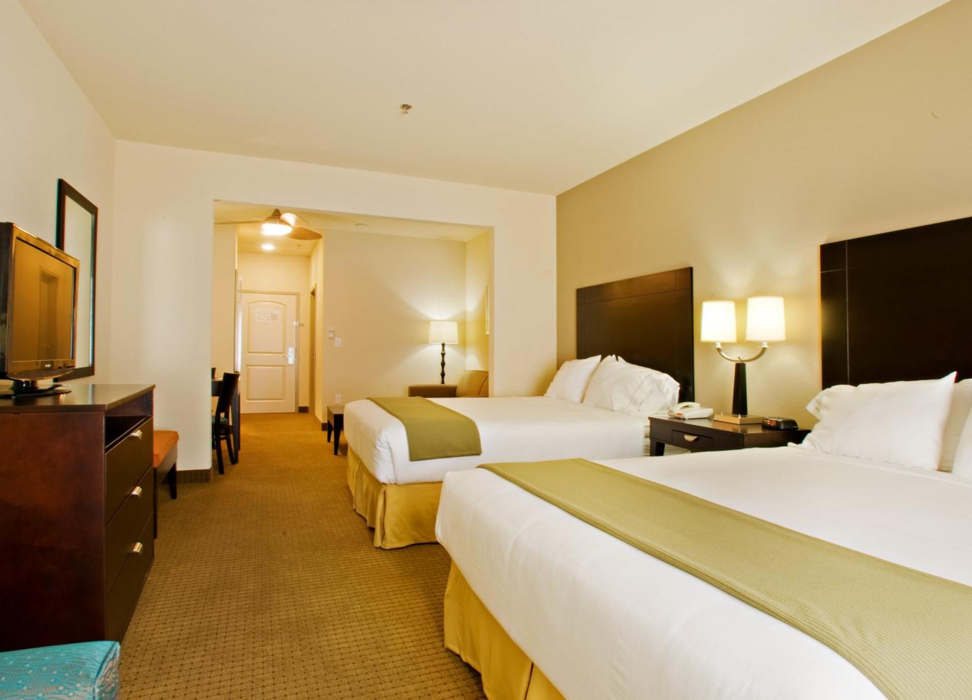 Queen Suite with Two Queen Beds
