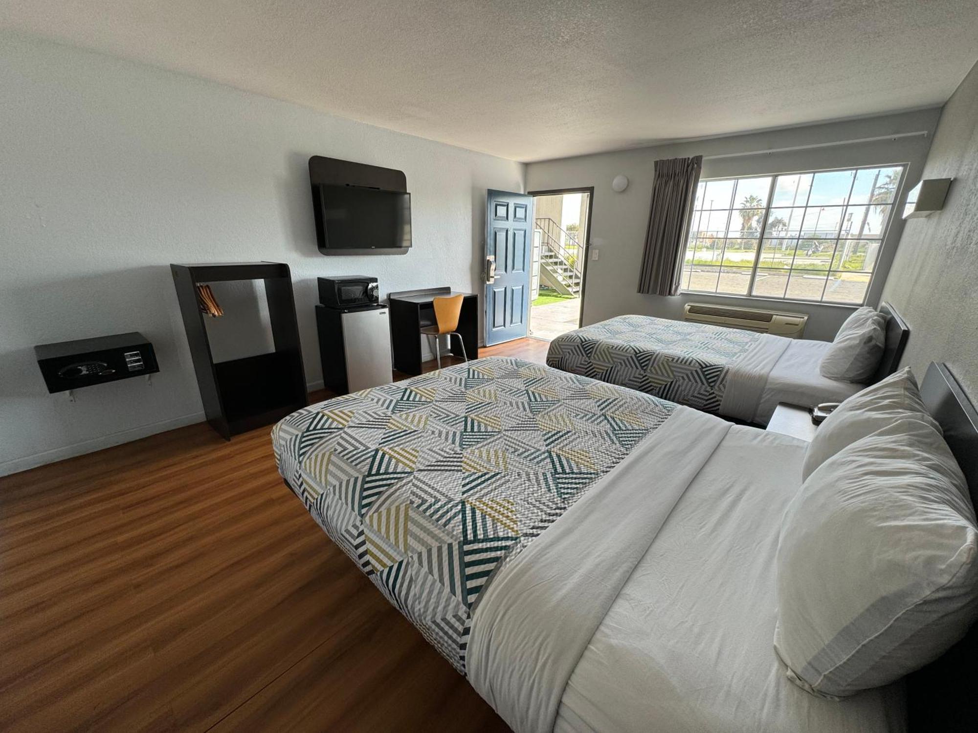 Queen Room with Two Queen Beds - Disability Access - Non-Smoking