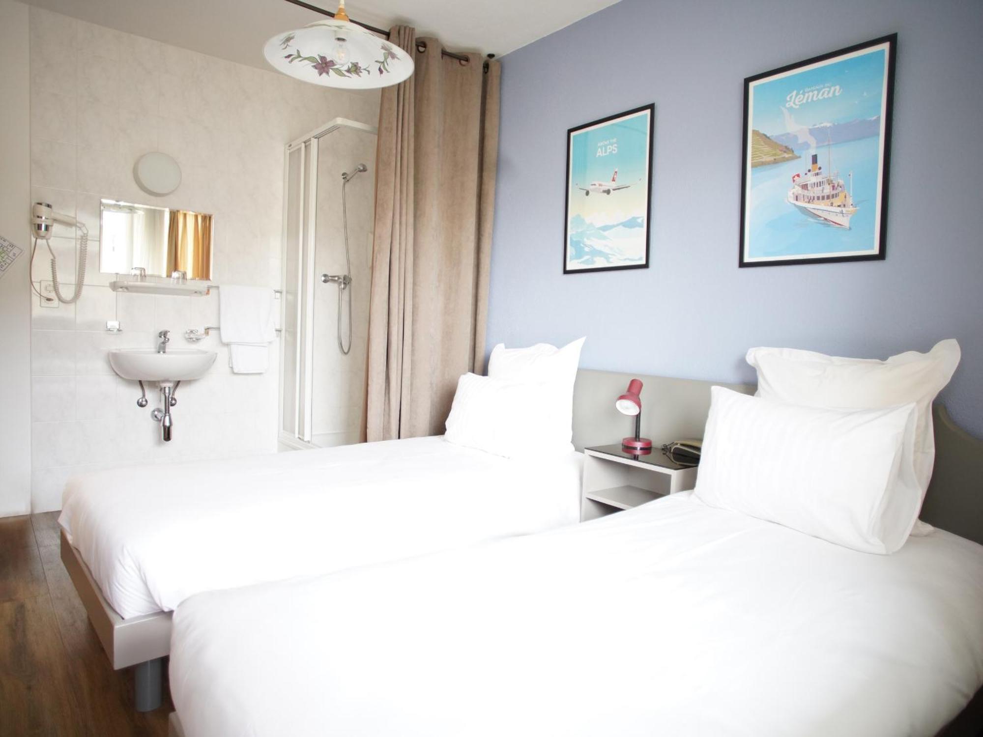 Zweibettzimmer mit Dusche