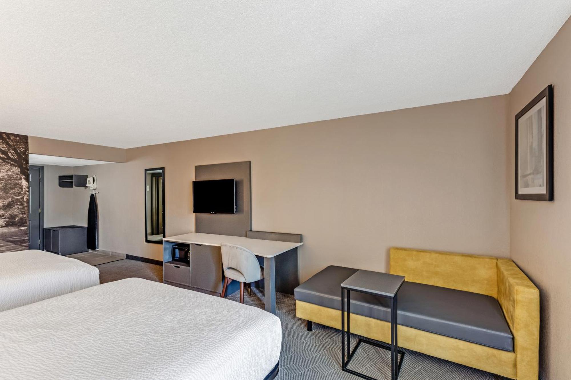 Deluxe Queen Room with Two Queen Beds - Non-Smoking