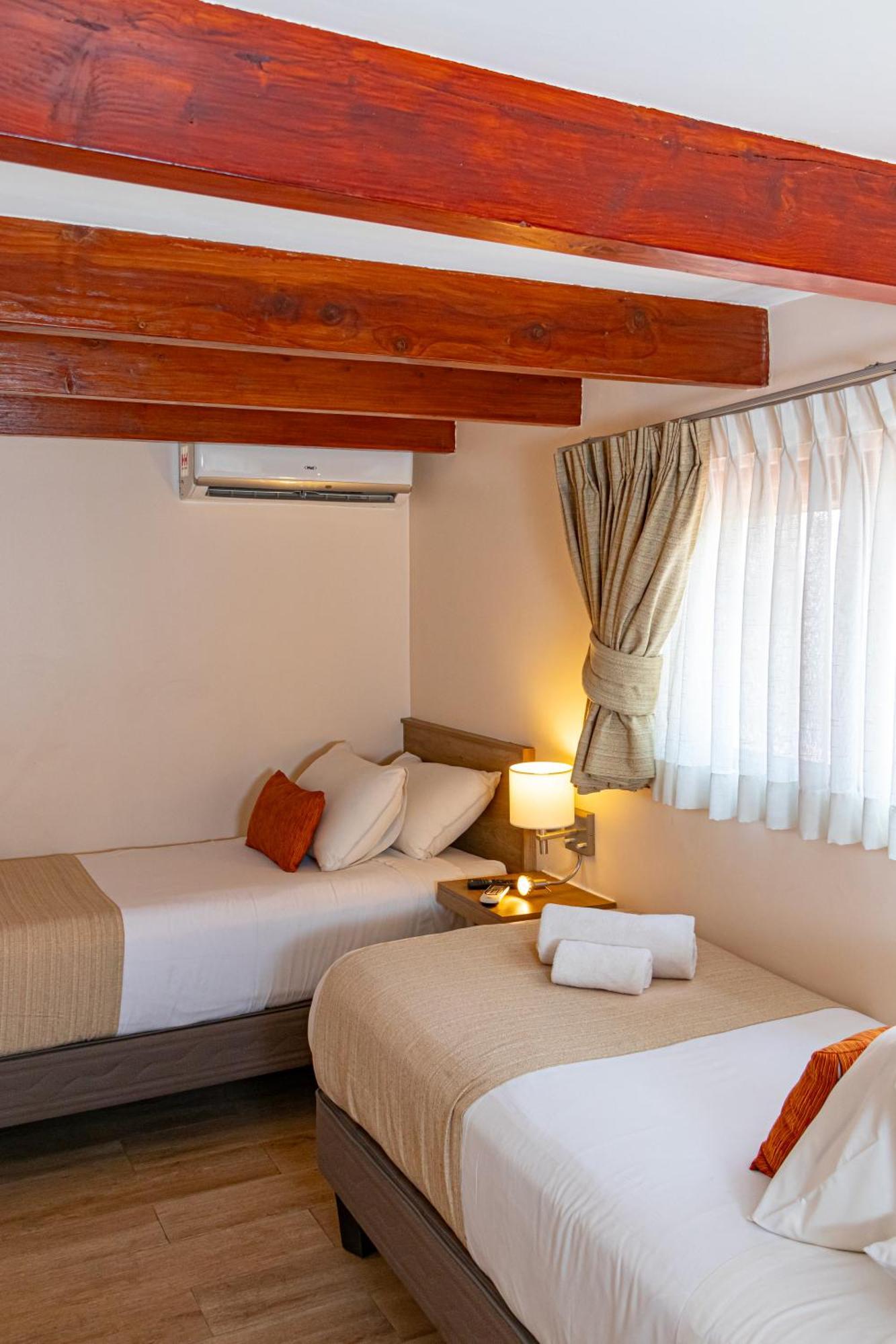 Quarto com 2 Camas de Solteiro