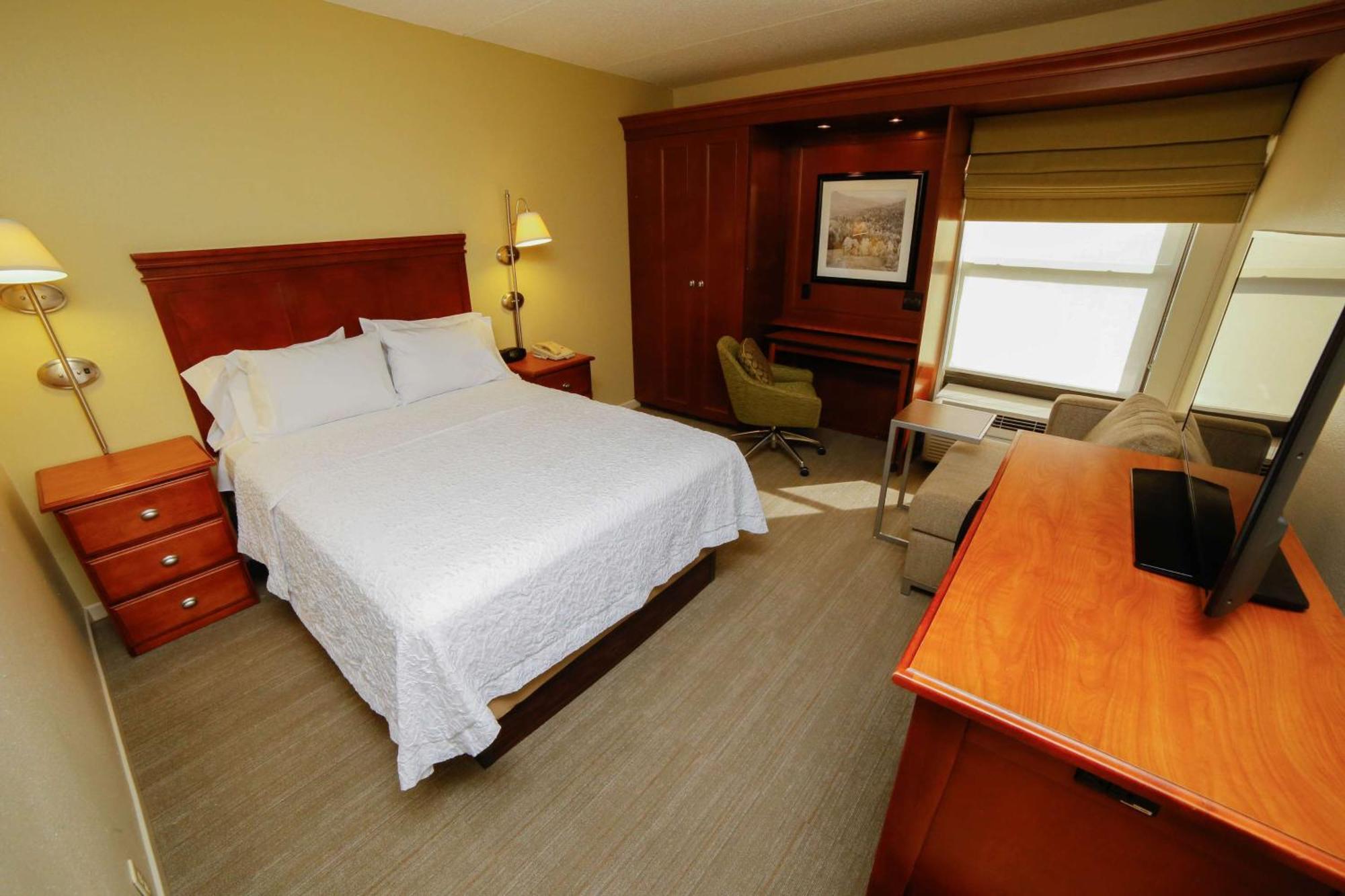 Queen Room with Mobility/Hearing Accessible Tub - Non-Smoking
