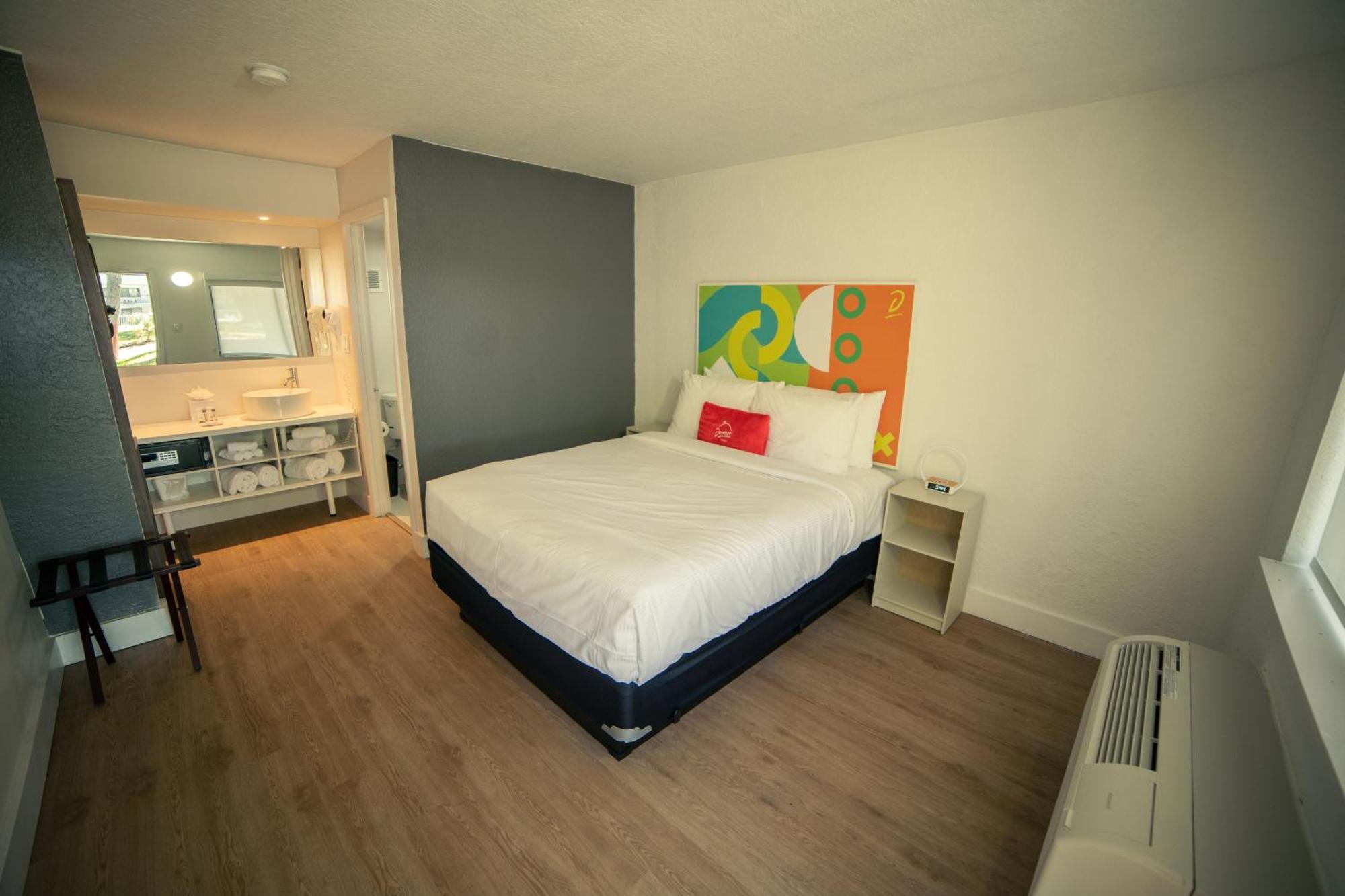 Queen Room with Roll-In Shower - Mobility/Hearing Accessible - Non-Smoking