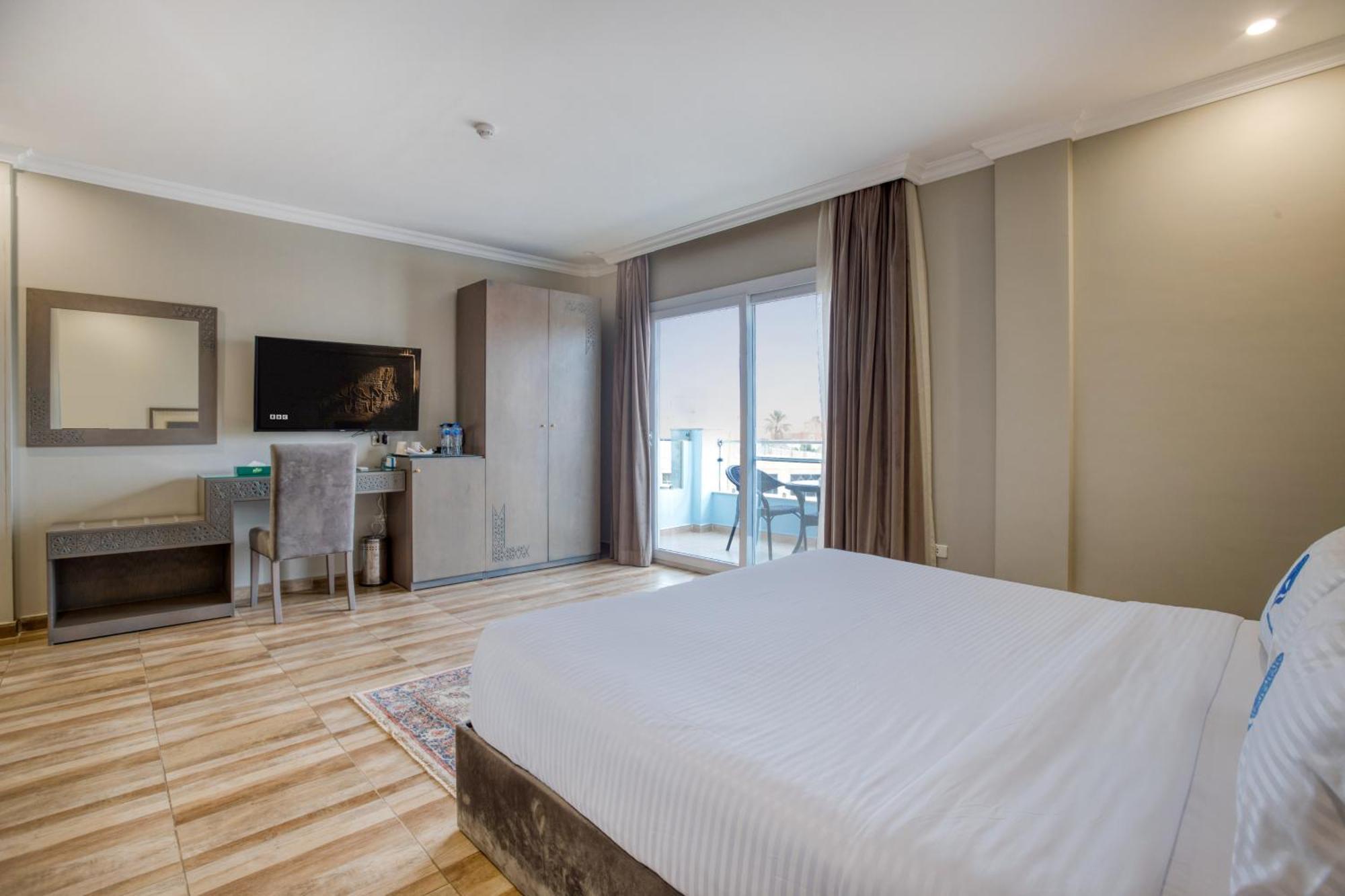 Suite Standard avec Balcon - Vue Panoramique sur Pyramides