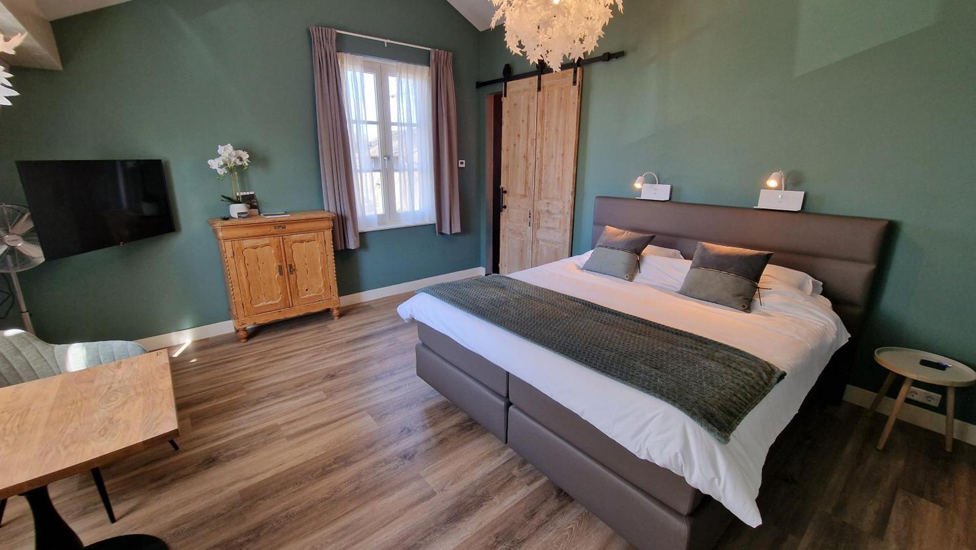 Superior King Room,1500162640:JPEG