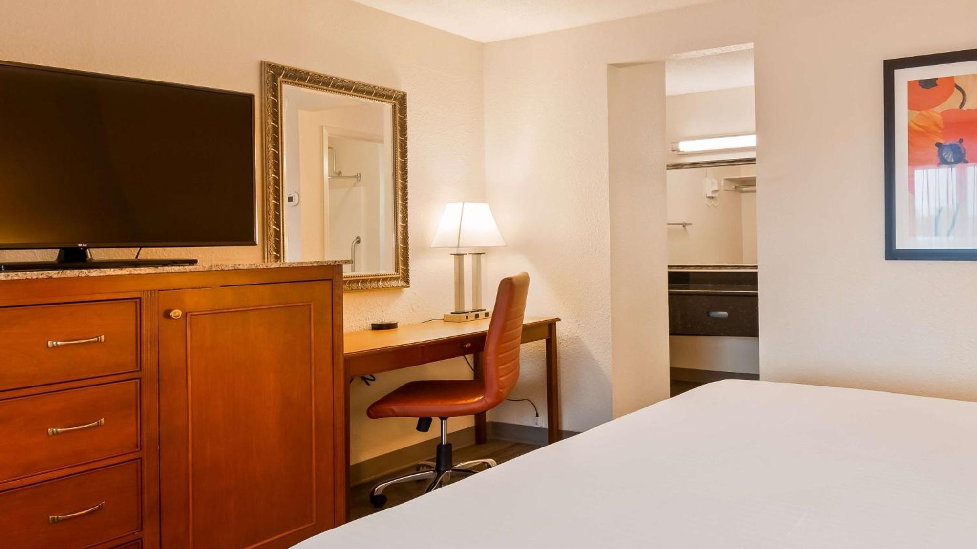Queen Room with Roll-In Shower - Mobility Access