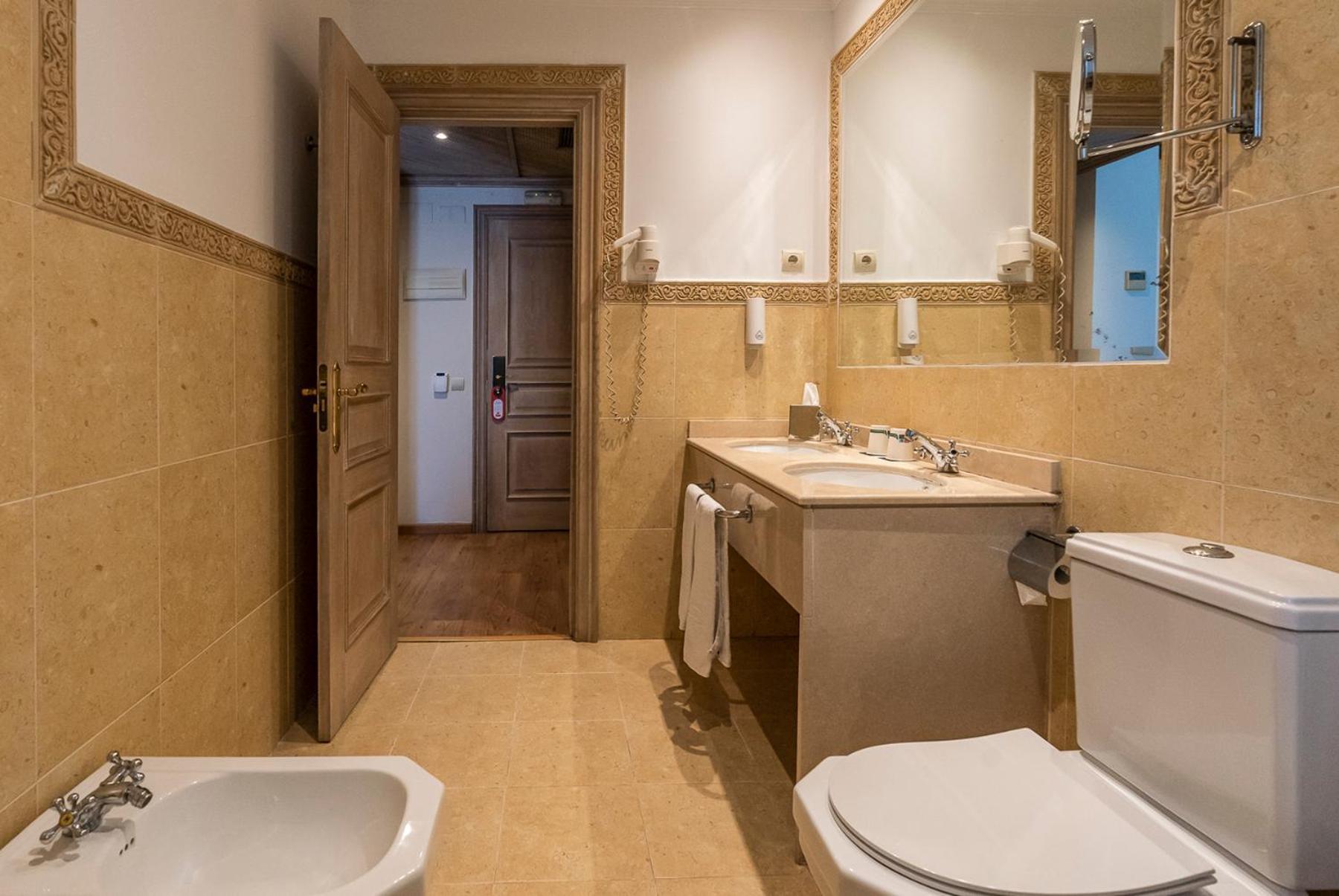 Chambre Double avec Balcon (2 Adultes)