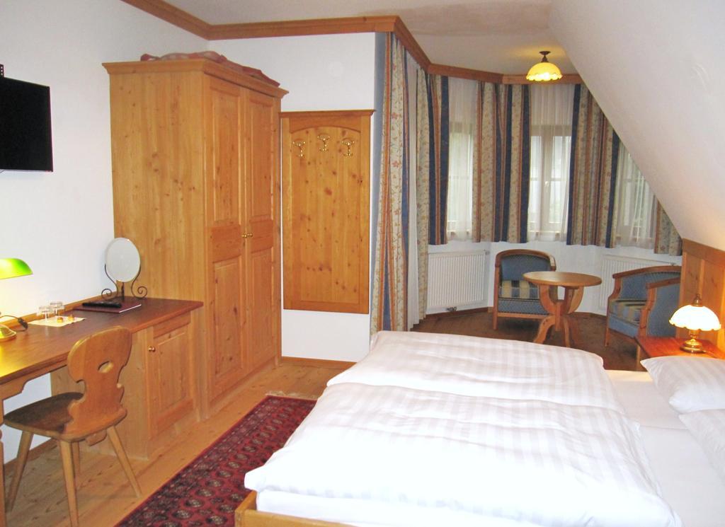 Doppel- oder Zweibettzimmer