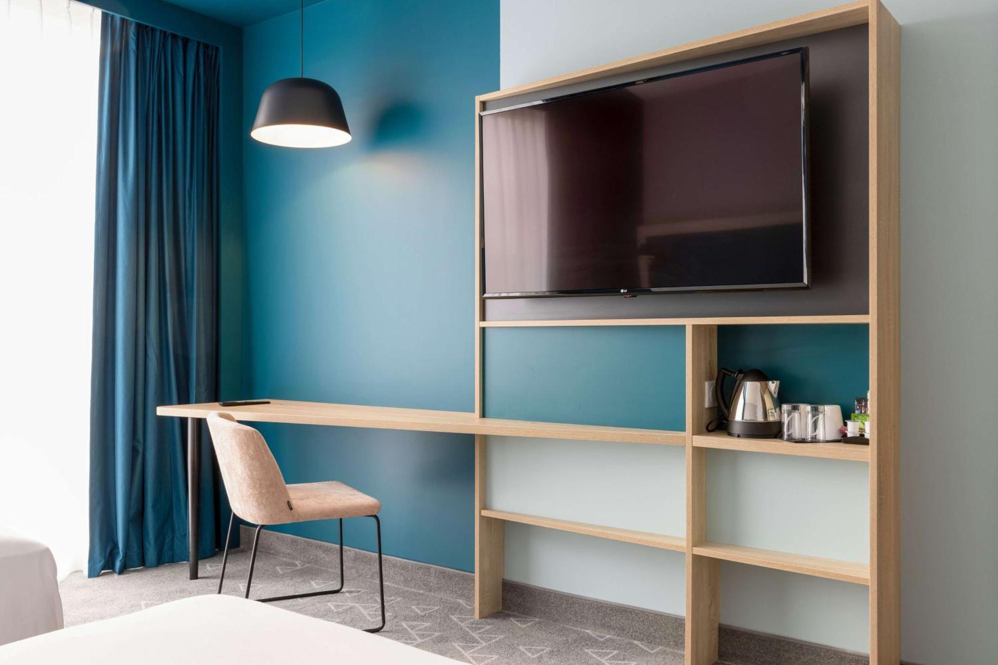 Habitación con cama extragrande.