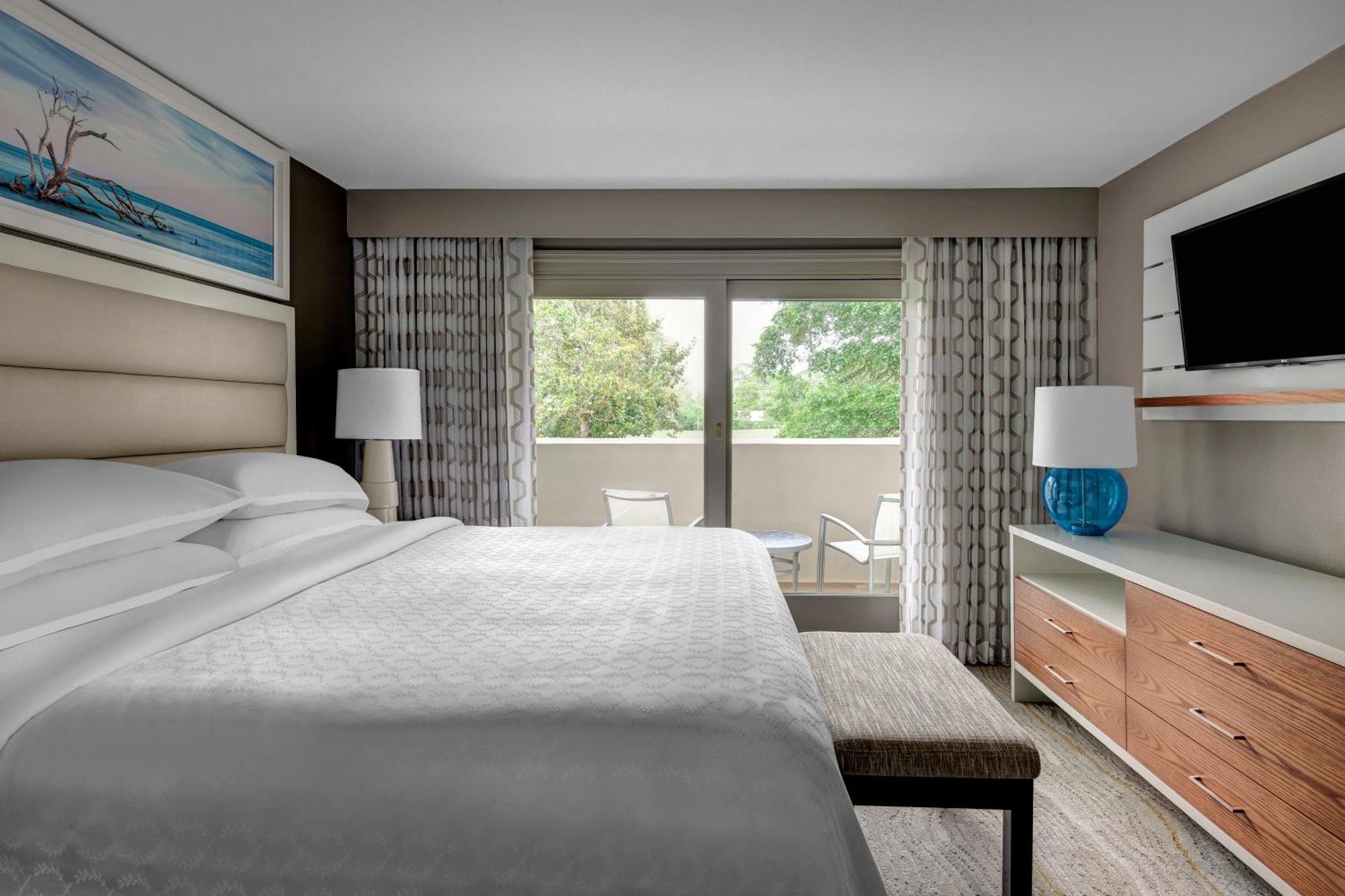 Two-Bedroom Golf View Suite with One King Bed and Two Queen Beds