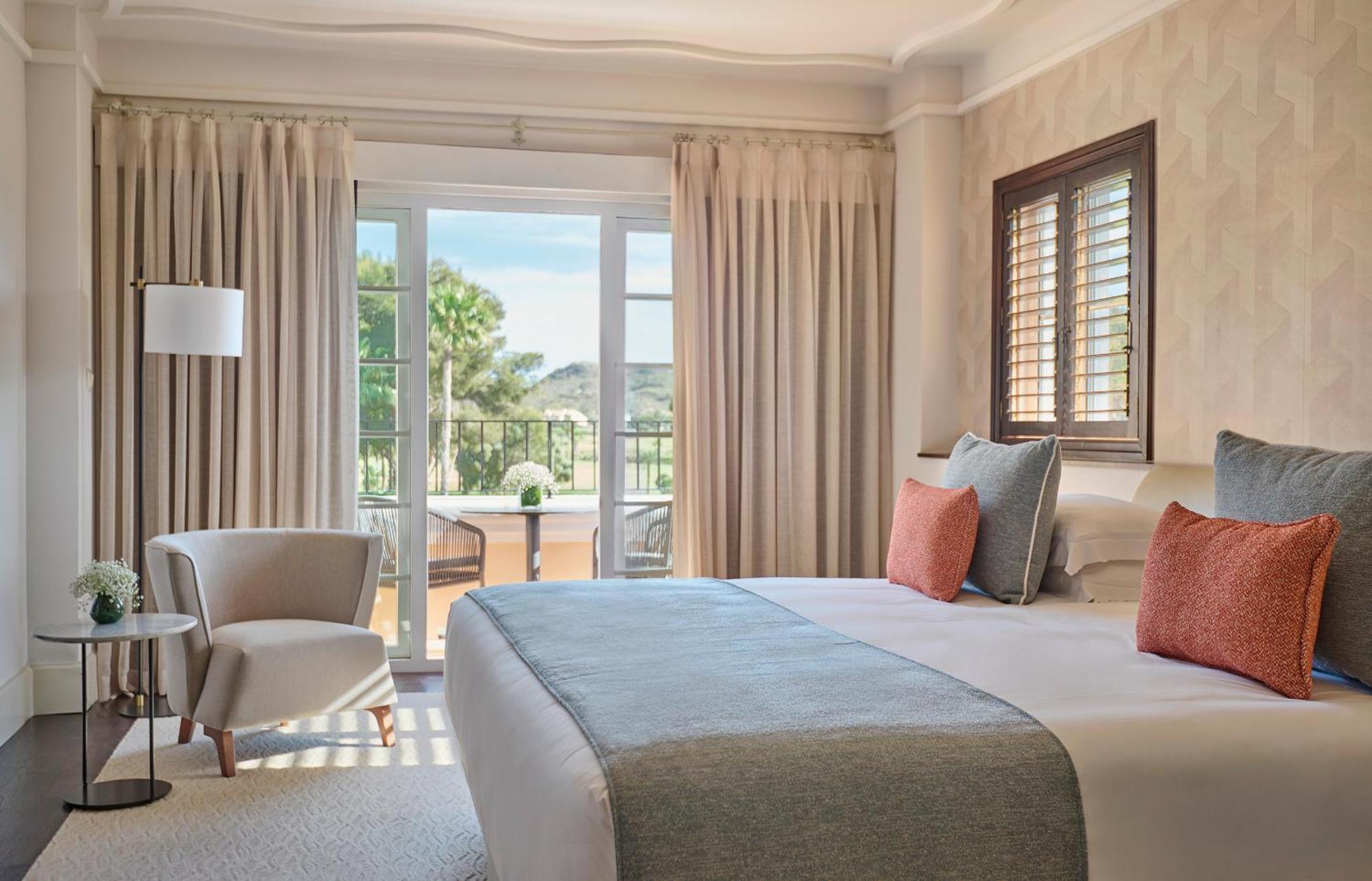 Habitación con cama extragrande, gran terraza, vistas al golf y acceso al Grand Club
