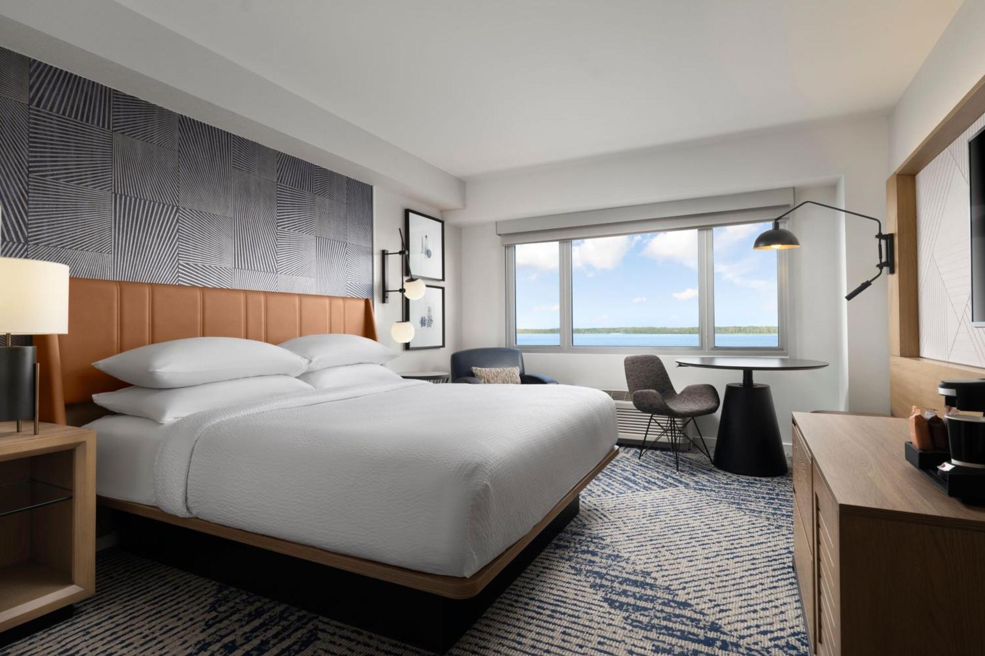 Deluxe Guest Room, 1 King, Bay View