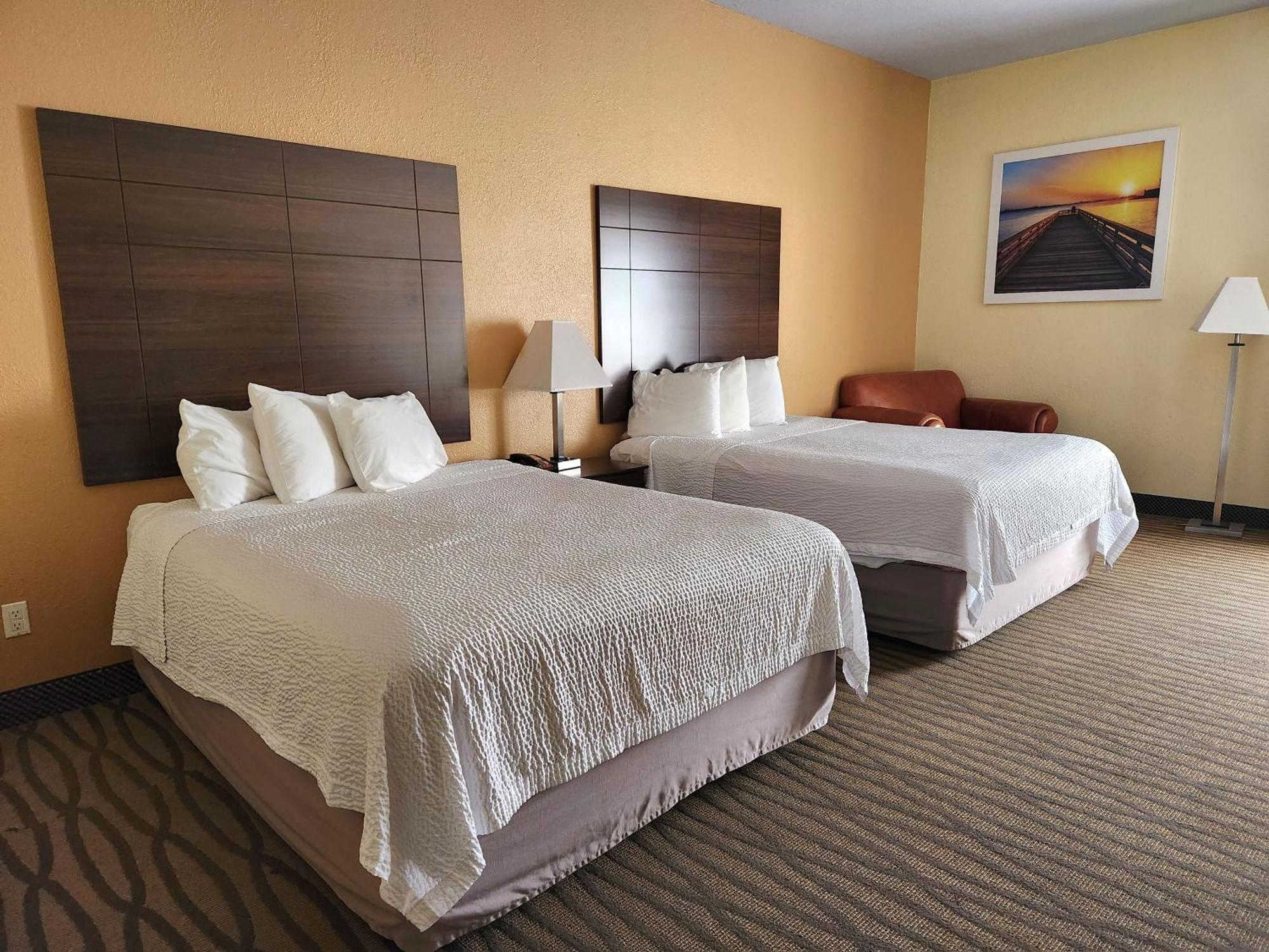 2 Queen Beds | Mob Acc RI Shwr Nsmk Micfridge