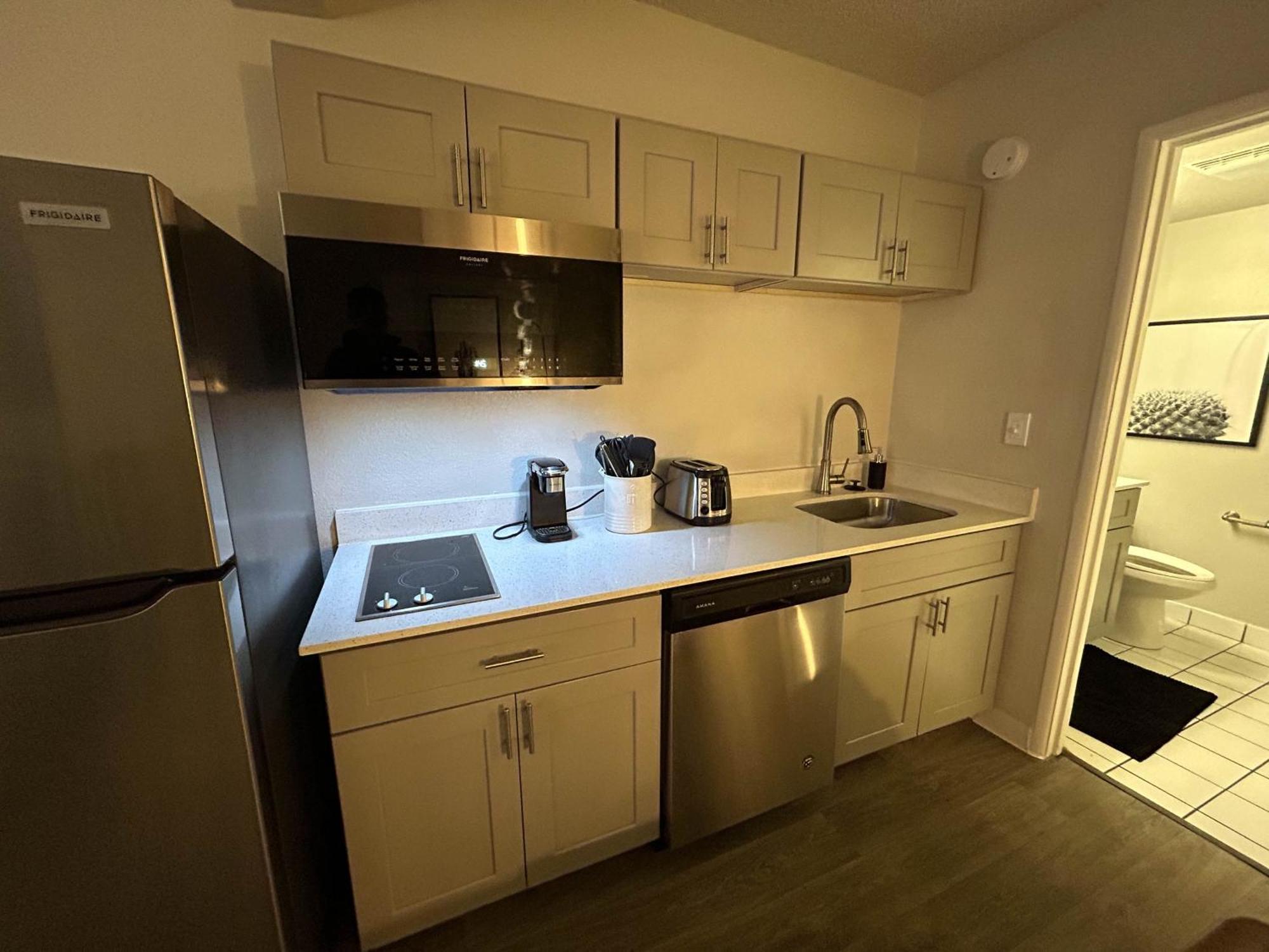 1 King Bed | Non-Smoking, Kitchen