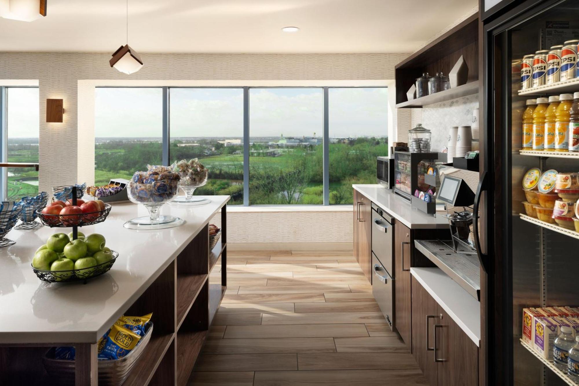 Premium High Floor, Guest Room with 1 King (Delta Pantry Access)