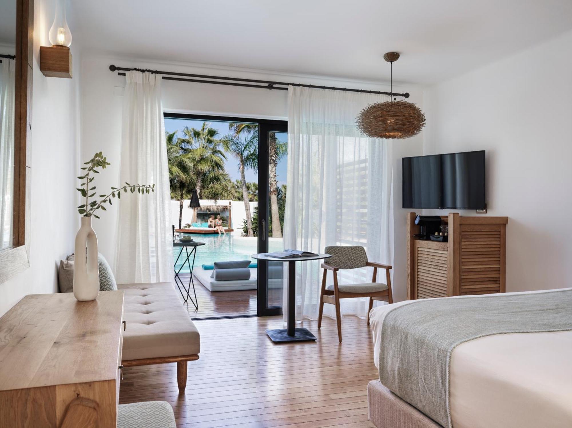 Luxury Double Room with Shared Pool,1522561768:JPEG